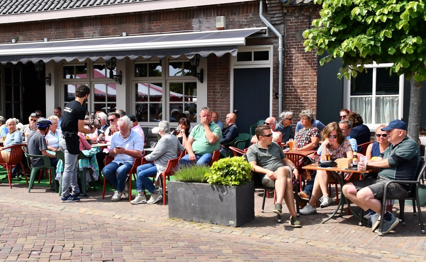 Liefhebbers van oude, klassieke auto's, motoren en tractoren kwamen tweede pinksterdag aan hun trekken in Liempde tijdens de jaarlijkse Brabantse Oldtimerdag van Terug in d'n Ted.