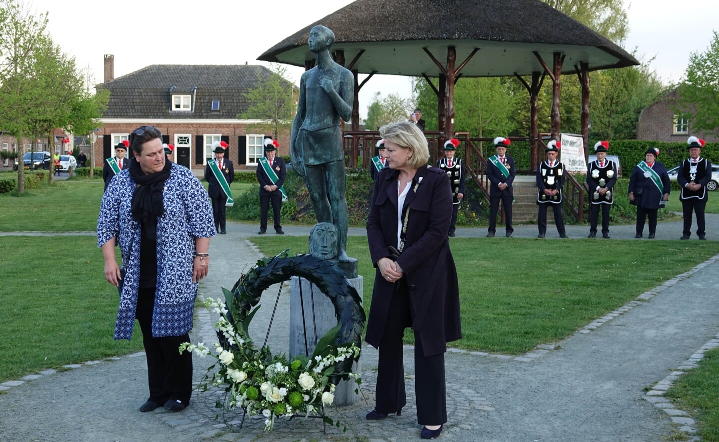 Nancy van der Heijden (links) van Algemeen Belang Liempde en wethouder Mariëlle van Alphen legden een krans bij het oorlogsmonument in het Concordiapark.