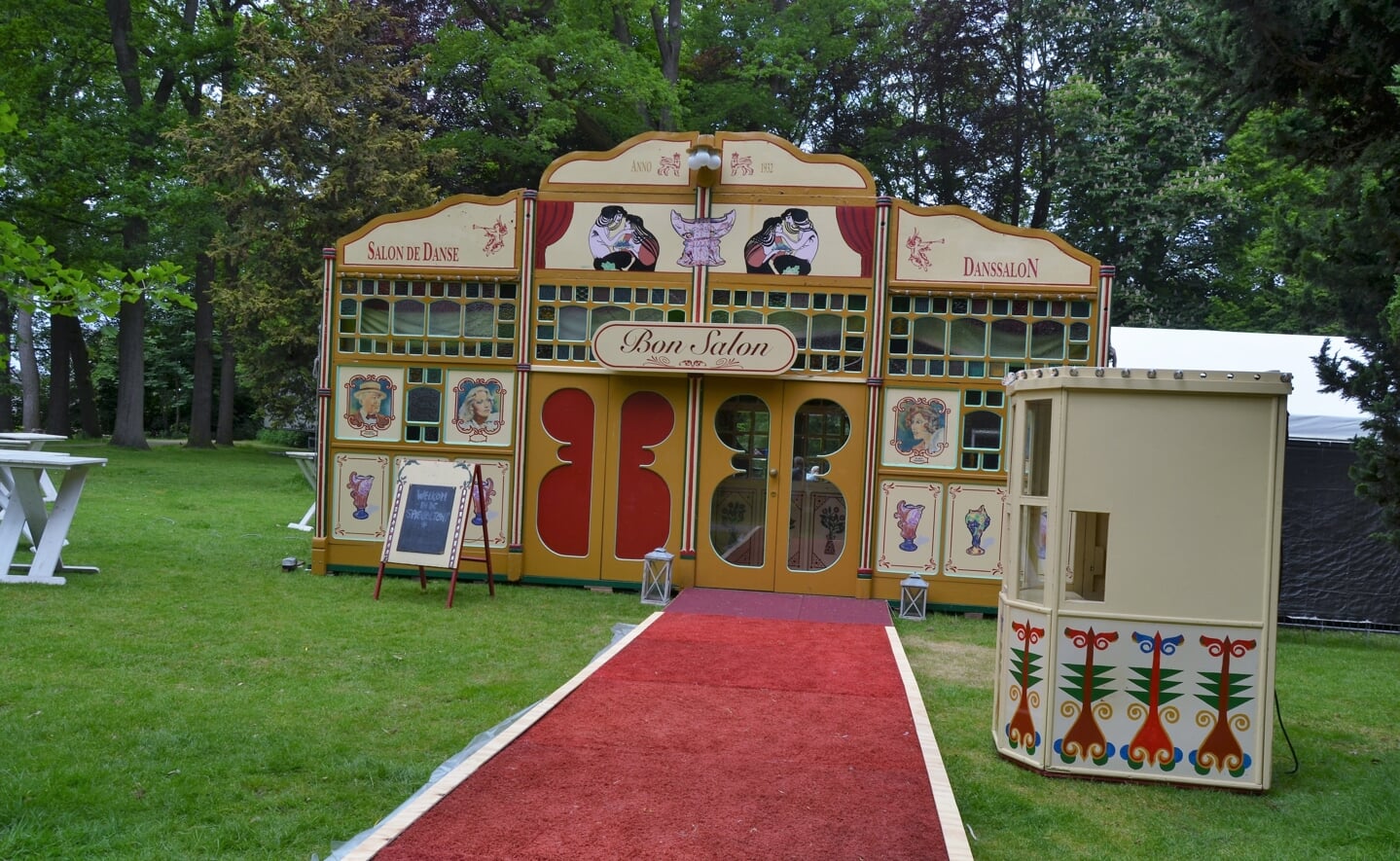 De Spiegeltent Bon Salon staat ook volgend jaar weer in kasteelpark Stapelen. Dan zelfs nog een week langer dan dit jaar.