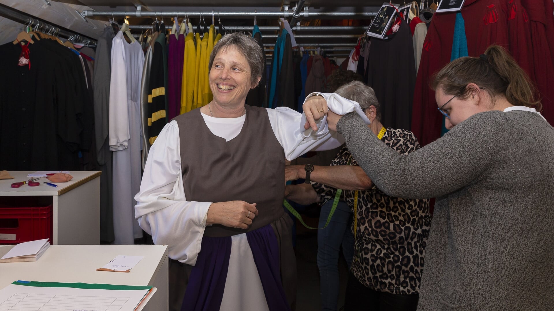 Het gewaad dat Carla van der Ven gaat dragen als Mariadraagster wordt passend gemaakt in het naaiatelier van de Heilig Bloedprocessie.