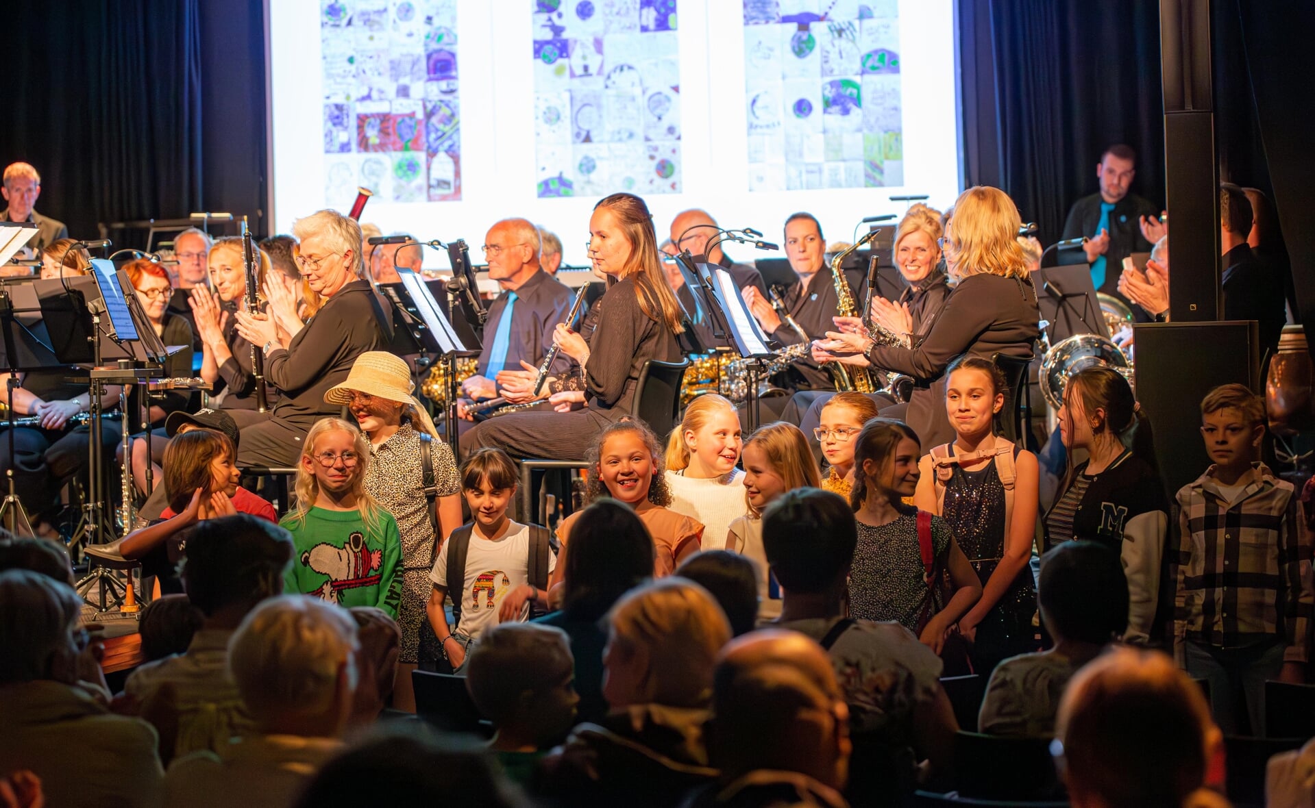 Het JooP-koortje van De Spelelier maakte in Podium Boxtel indruk met internationale liedjes voorafgaand aan de concertvertelling door Boxtel's Harmonie. 