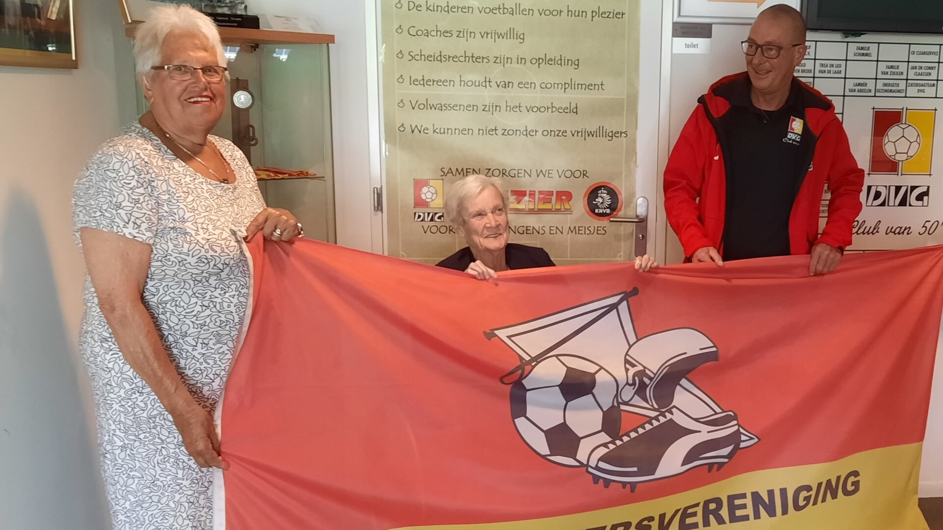 Tilly Stabel, Sjan Oerlemans en voorzitter Wim Braken van de supportersvereniging zijn trots op hun club DVG. Zij hebben alleen een rood-geel hart.