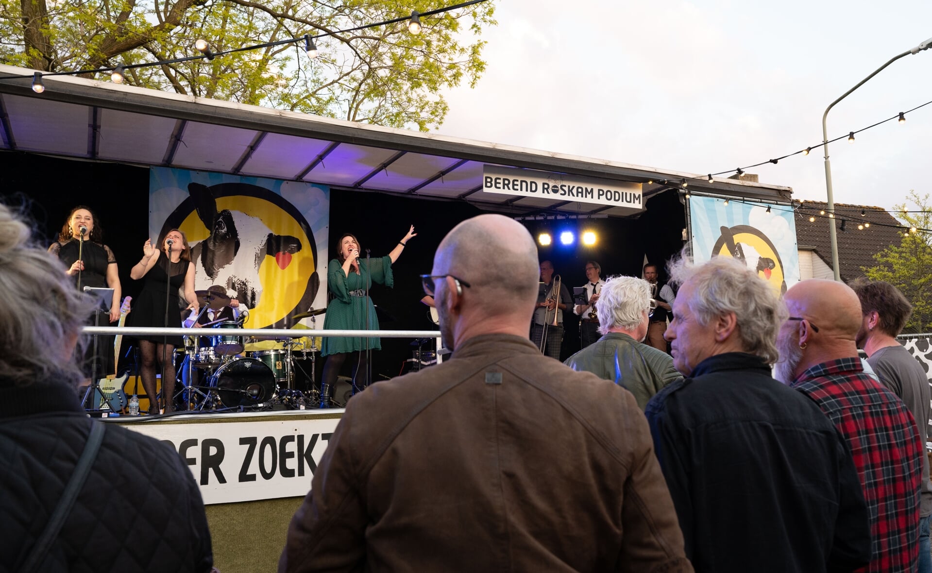 De laatste editie van Boer zoekt Band bij café Den Boer was een groot succes. Veel muziekliefhebbers kwamen genieten van de diverse bands op de twee podia, maar vonden het ook jammer dat het festival stopt.
