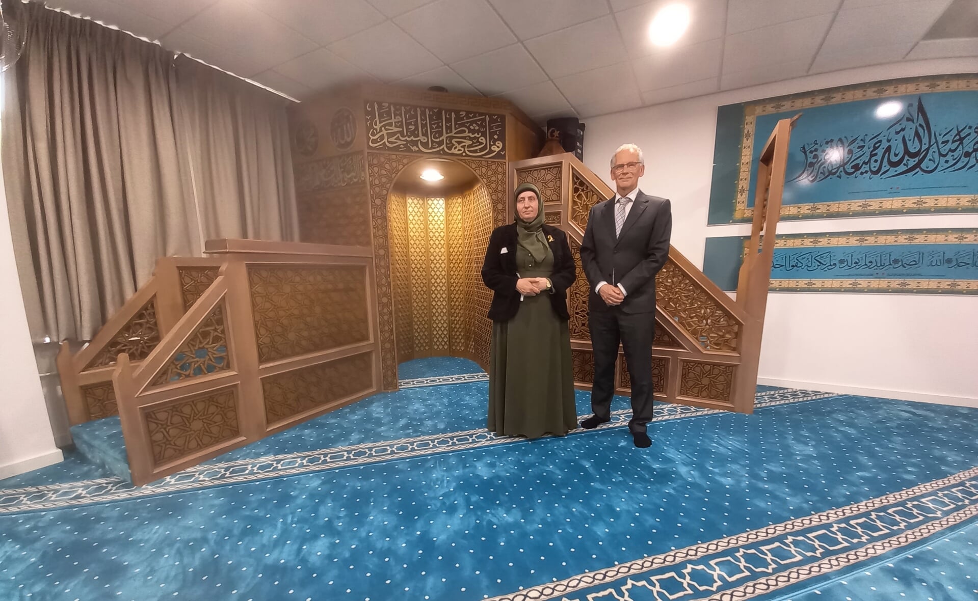 Fatma Tufekçi en Jan Kees Metz in de gebedsruimte, die overeenkomsten vertoont met een kleine moskee.
