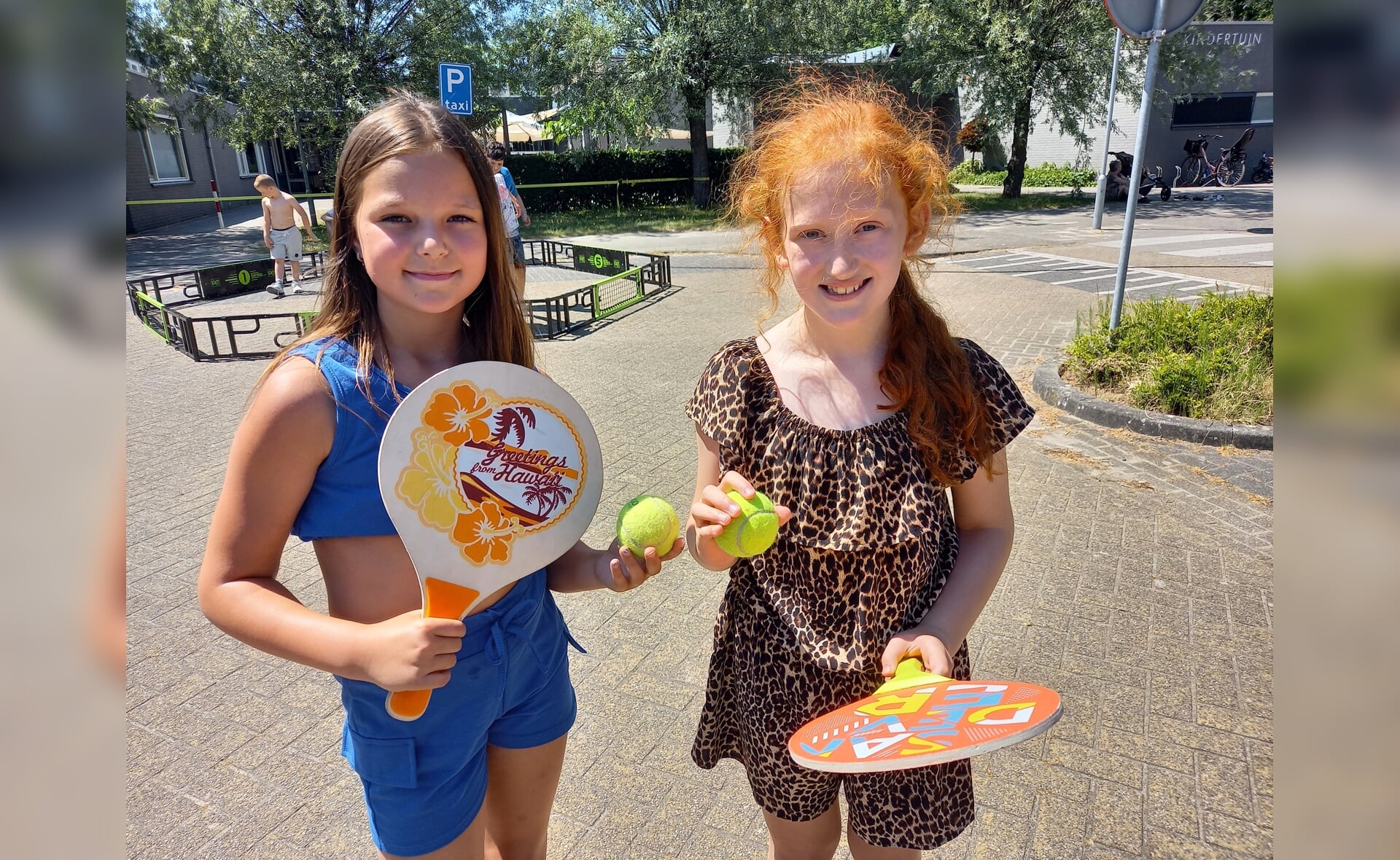 Zoë van Eijndhoven en Fenna Goedhart deden vorig jaar mee aan de buitenspeeldag van Brede Scholen Boxtel. Dit jaar staat het sport- en spelfestijn gepland op de Markt en in de omliggende straten.