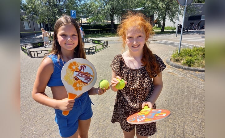 Zoë van Eijndhoven en Fenna Goedhart deden vorig jaar mee aan de buitenspeeldag van Brede Scholen Boxtel. Dit jaar staat het sport- en spelfestijn gepland op de Markt en in de omliggende straten.