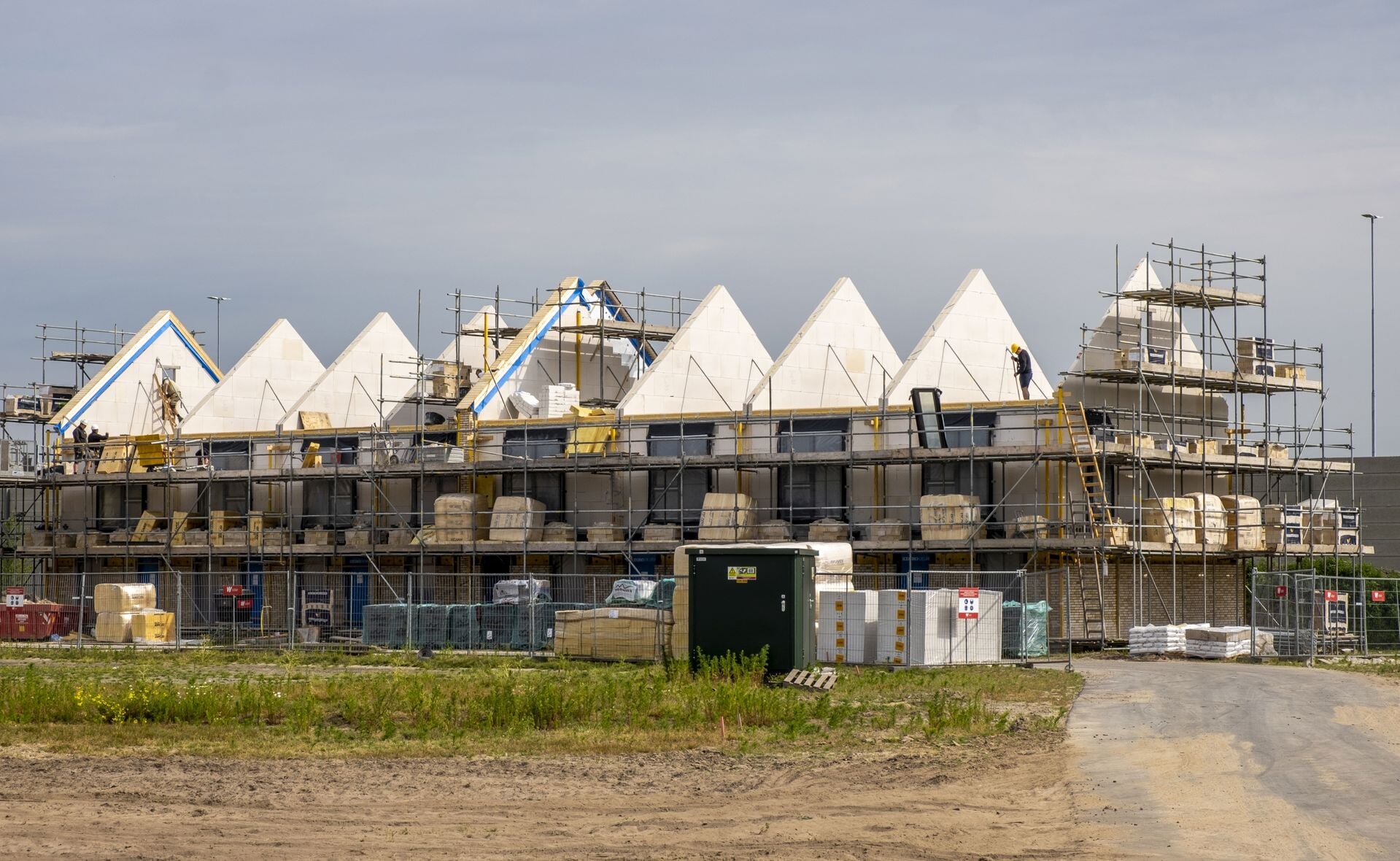 De huurhuizen in de nieuwe wijk Heem van Selis in aanbouw. De foto is van juni, inmiddels ligt het dak er al op.