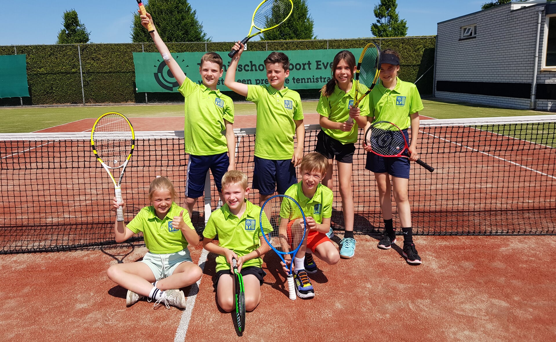 Team Oranje, zoals de tennisploeg van LTV Munsel voor jeugd tussen 7 en 10 jaar heet, haalden afgelopen weekeinde op grandioze wijze het kampioenschap binnen.