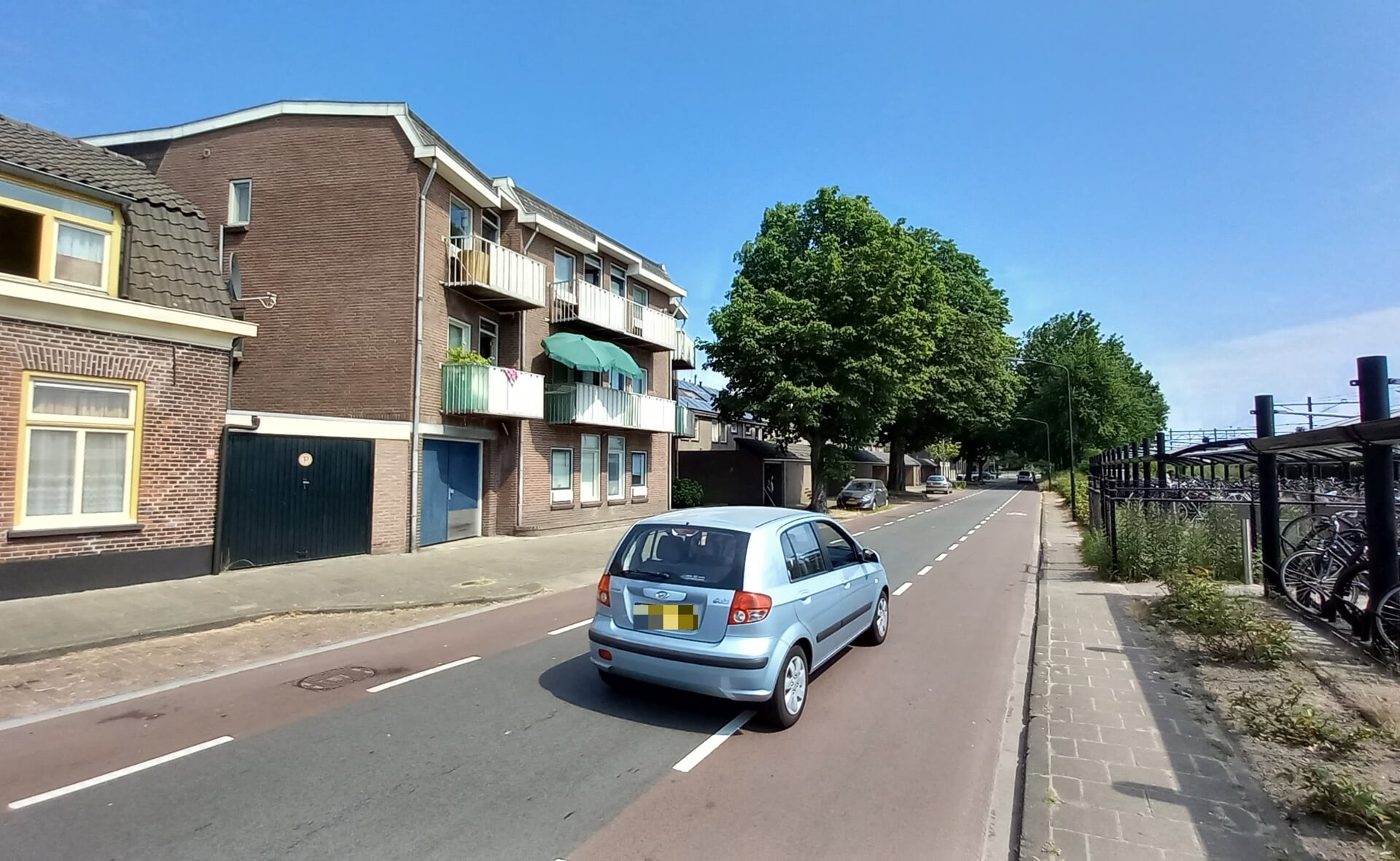 Het sociaal pension aan de Van Coothstraat bij woonstichting Joost op de nominatie om te worden vervangen door nieuwbouw. De foto is genomen vanaf de Parallelweg Noord waar de appartementjes een balkon hebben. 
