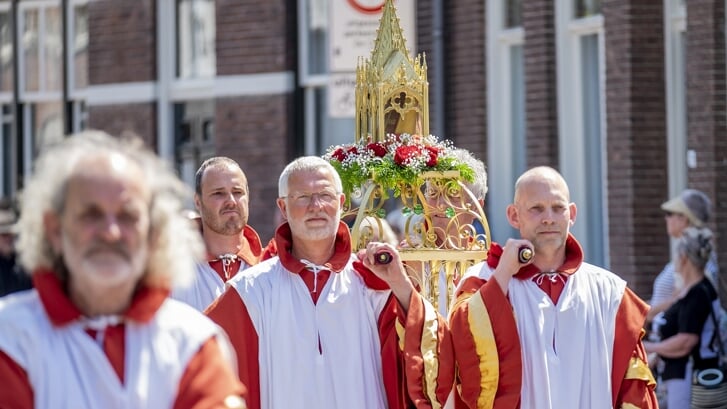 Het schrijn met daarin de Heilig Bloeddoek wordt op de zondag na Pinksteren door de Boxtelse straten gedragen.