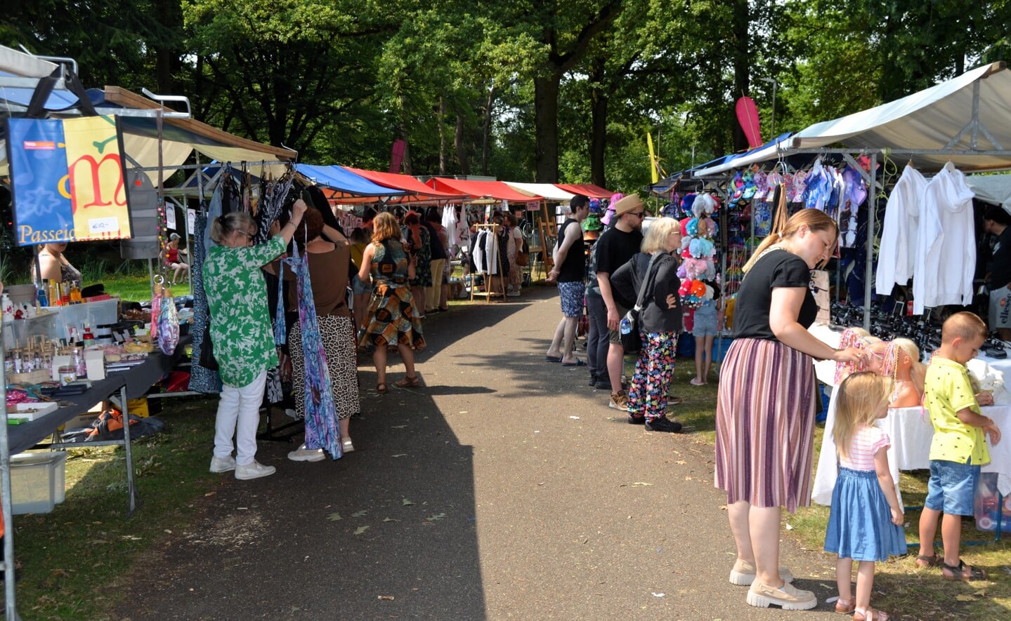 Multicultureel festival Bazaar in park Molenwijk ging gewoon van start zondag, maar werd rond drie uur 's middags gesloten vanwege de dreiging van zeer slecht weer. 