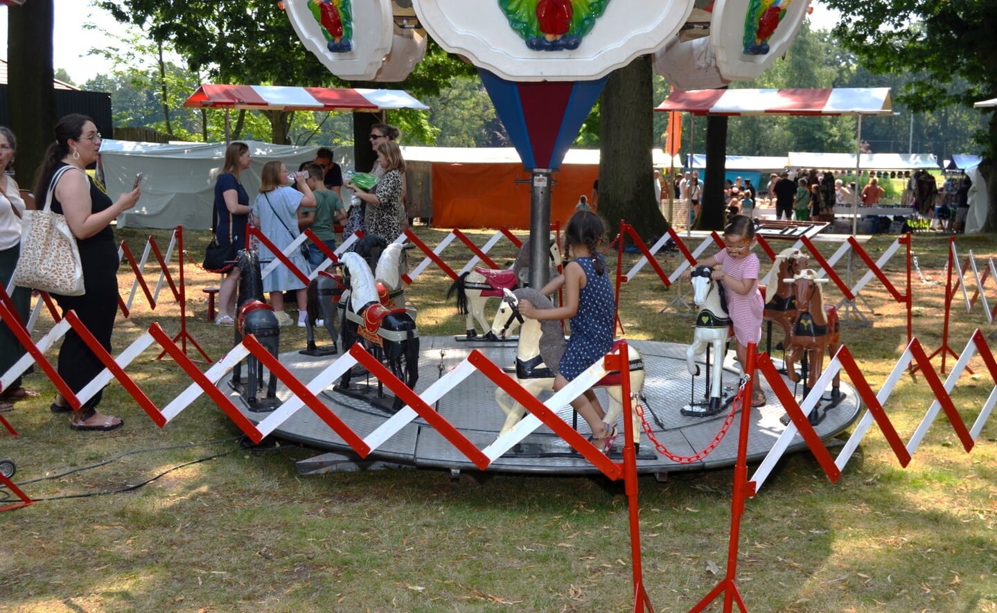 Multicultureel festival Bazaar in park Molenwijk ging gewoon van start zondag, maar werd rond drie uur 's middags gesloten vanwege de dreiging van zeer slecht weer. 