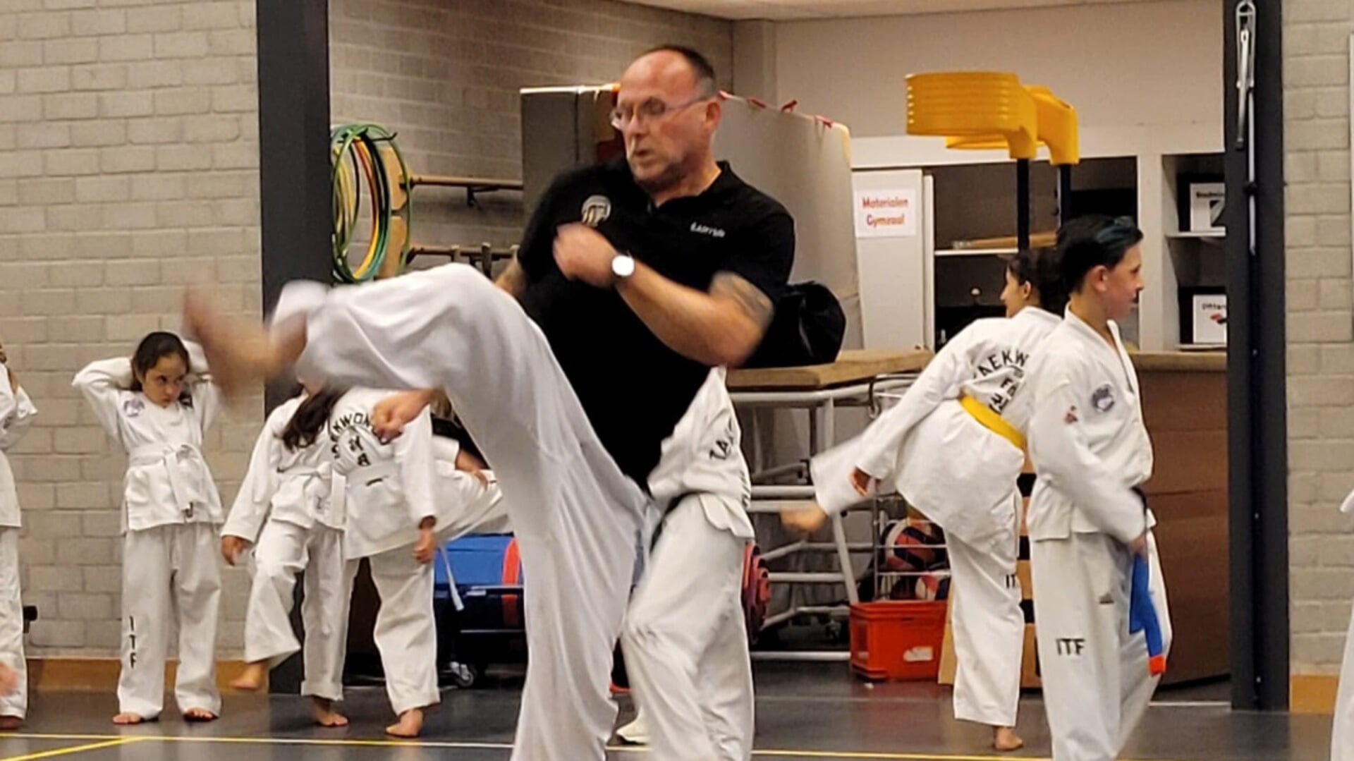 Ad Dekker runt al 34 jaar een eigen taekwondoschool. Voor zijn verdiensten binnen de sport wordt hij opgenomen in de internationale hall of fame. 