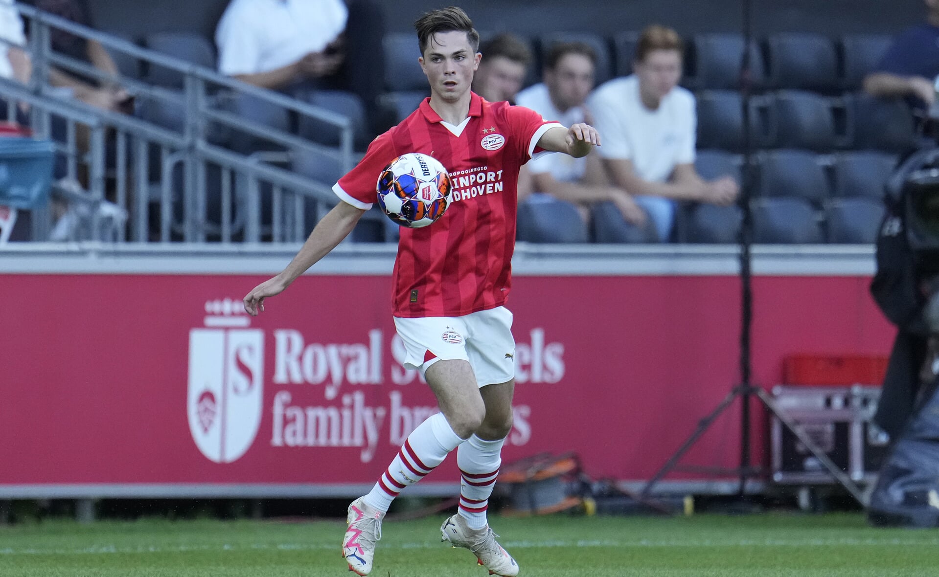 Bram Rovers uit Esch aan de bal in zijn debuutwedstrijd tegen Telstar.