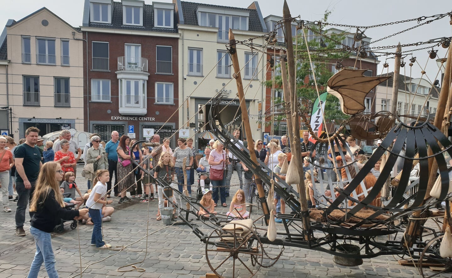 Bockesprongen in Boxtel wist veel inwoners naar het centrum te krijgen, alweer zij genoten van theater, muziek en een biertje.