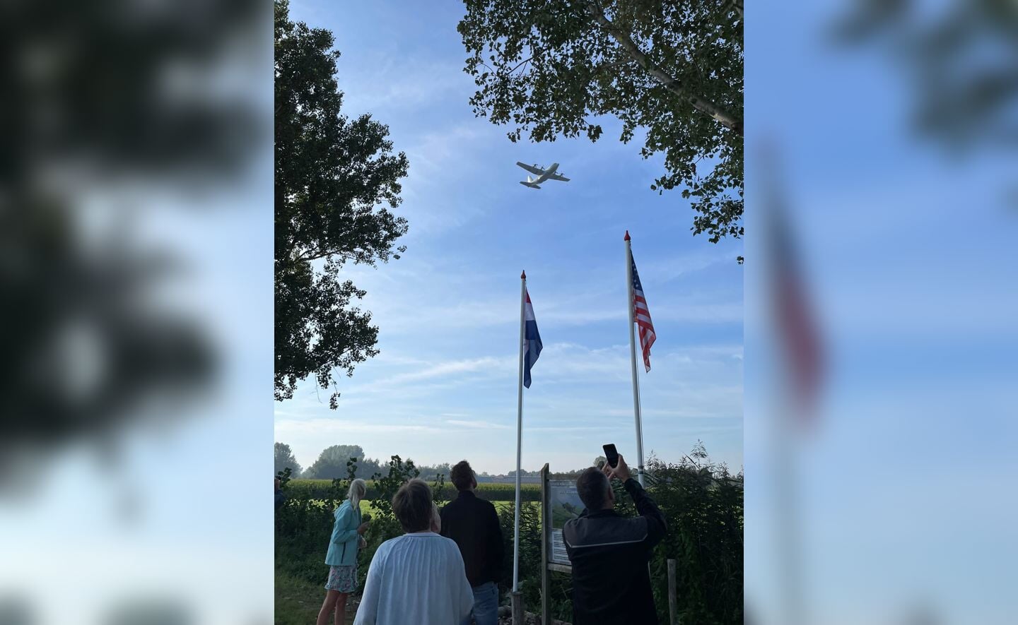 Om de militaire operatie Market Garden tijdens de Tweede Wereldoorlog te herdenken, vlogen zaterdag diverse vliegtuigen laag over Boxtel en Gemonde. Op andere plekken sprongen er ook parachutisten uit.