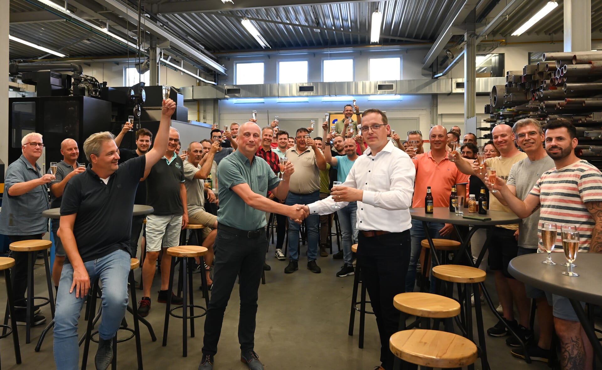 Stefan van den Nieuwenhof (links) schudt de hand van zijn opvolger Frans Onland, die de dagelijkse leiding op zich neemt van Sanders Machinebouw in Liempde.