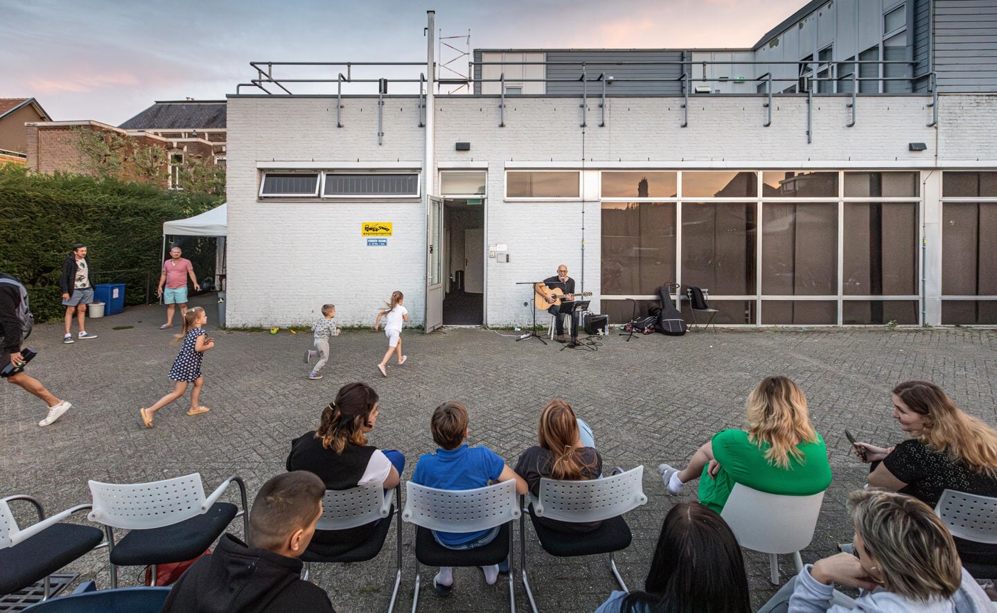 Gitarist Johan bracht vrijdagavond wat muzikaal vertier voor de Oekraïense vluchtelingen die in het oude Rabobank-pand verblijven.