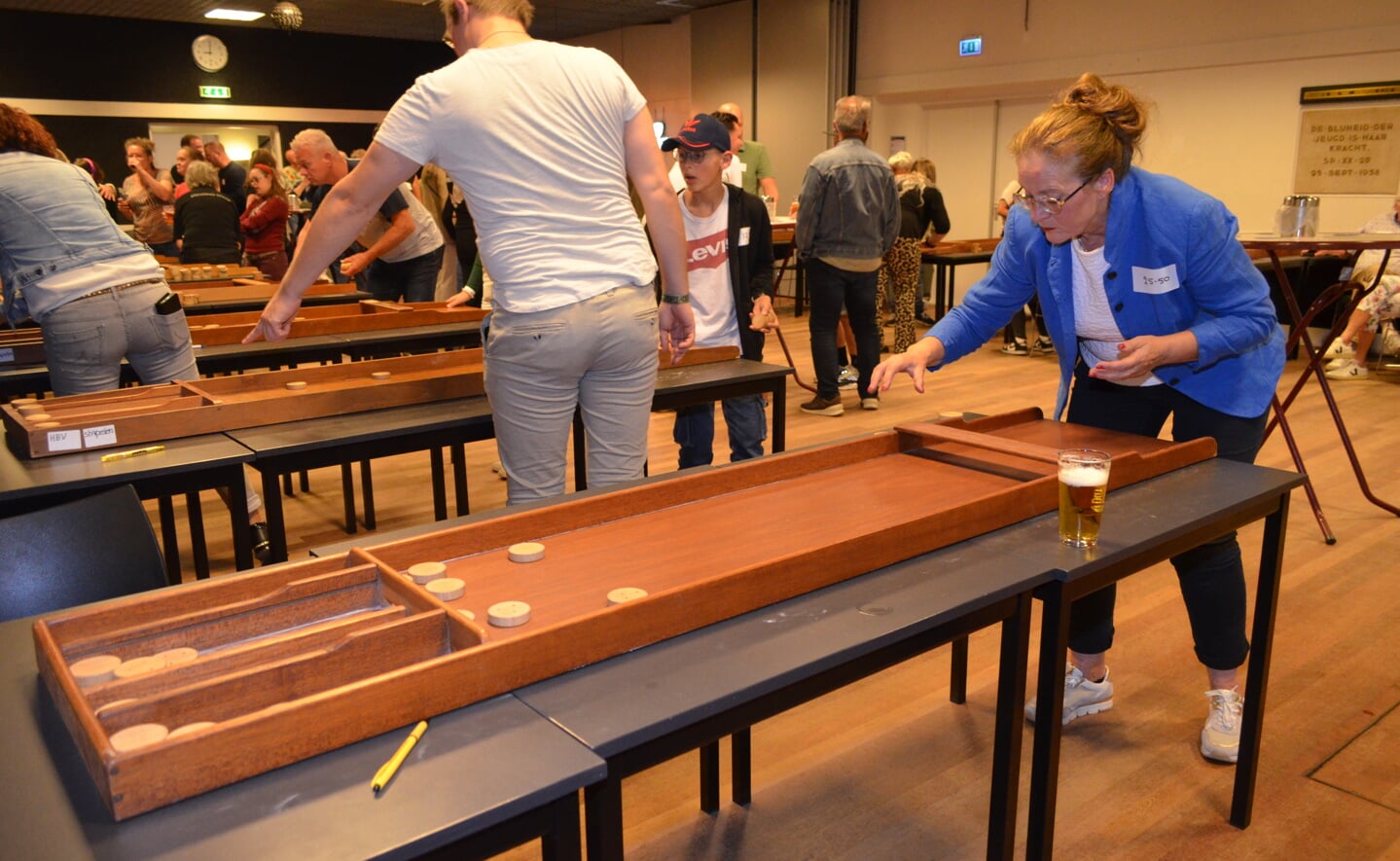 Er werd volop gesjoeld zaterdagavond in gemeenschapshuis De Rots in Boxtel. Een flink aantal deelnemers ging met elkaar de strijd aan om de wisseltrofee. 