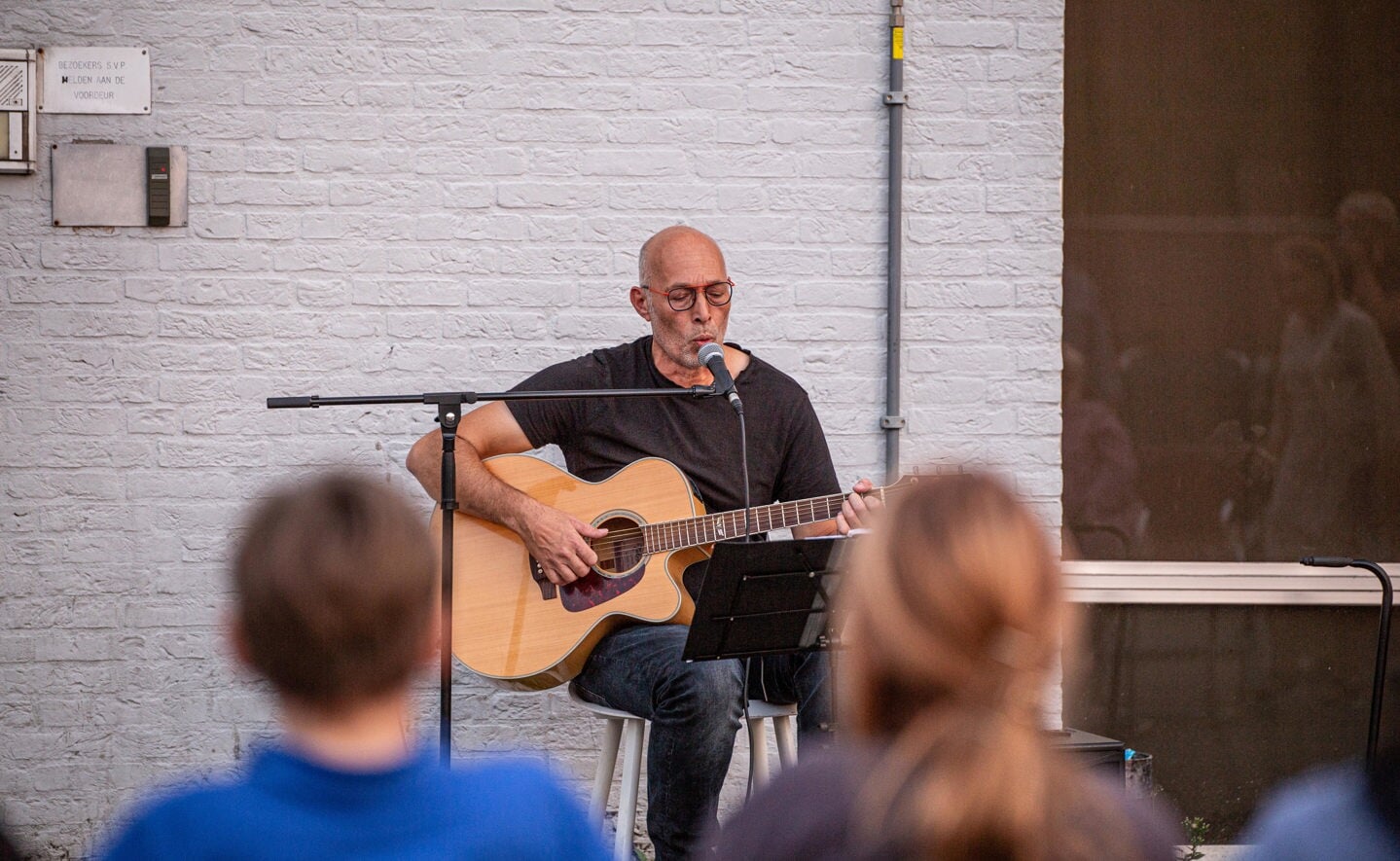 Gitarist Johan bracht vrijdagavond wat muzikaal vertier voor de Oekraïense vluchtelingen die in het oude Rabobank-pand verblijven.