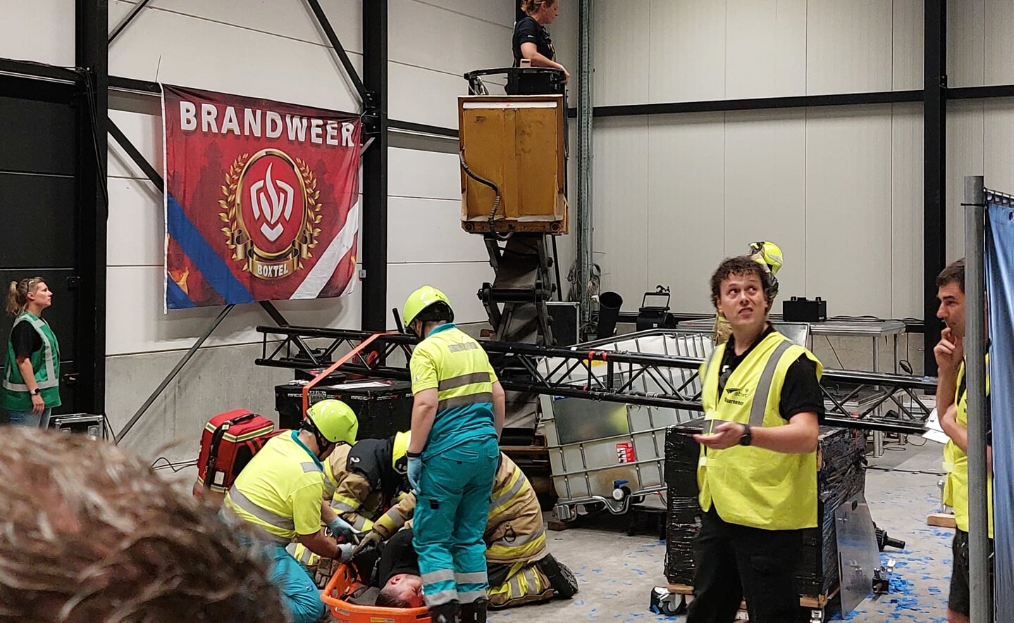 Spektakel tijdens de finale van de brandweerwedstrijden zaterdag in Boxtel. Locatie was het pand van MagicFX aan de Schouwrooij.