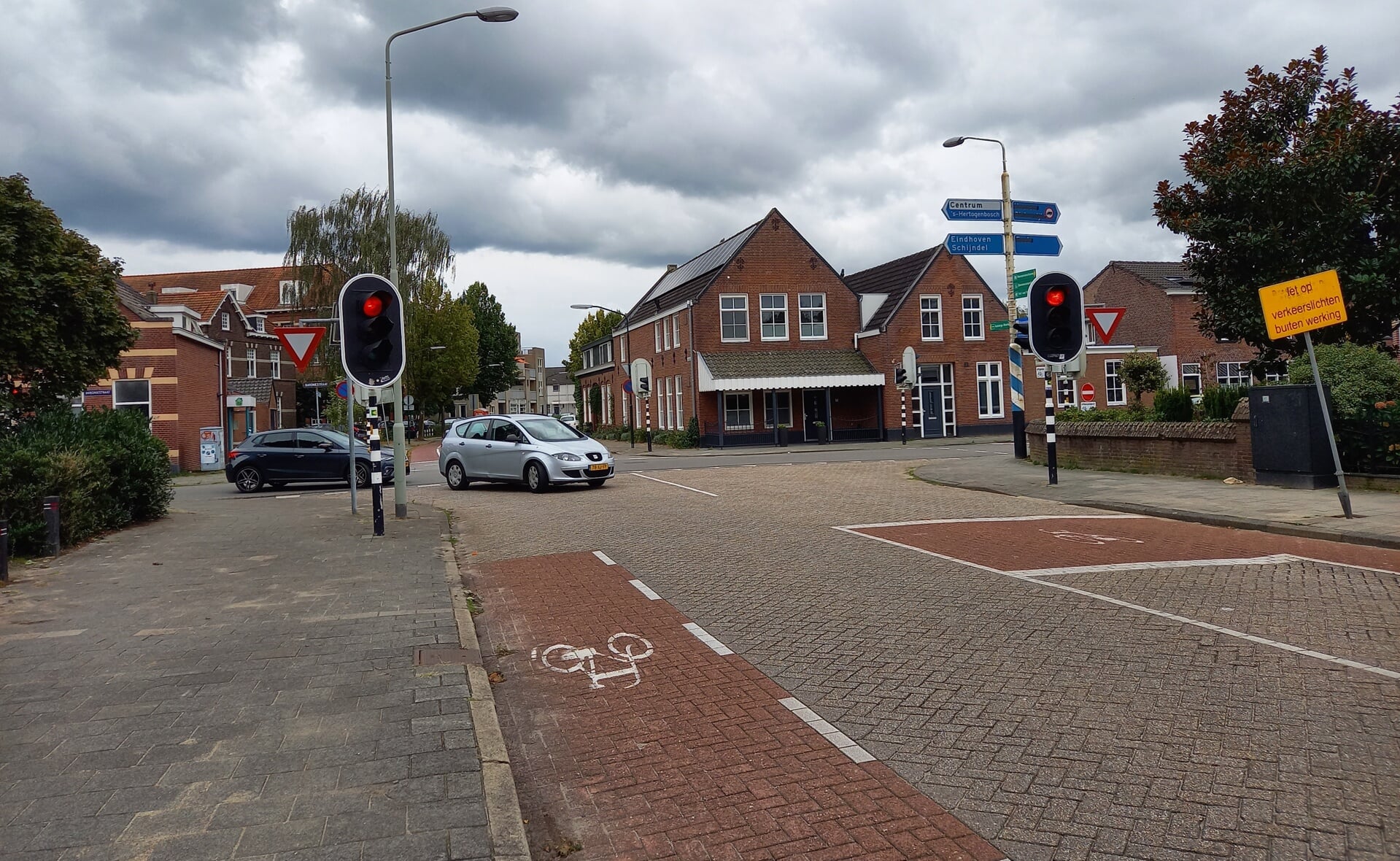 De verkeerslichten op het bekende kruispunt van de Annastraat en de Baroniestraat werken weer.