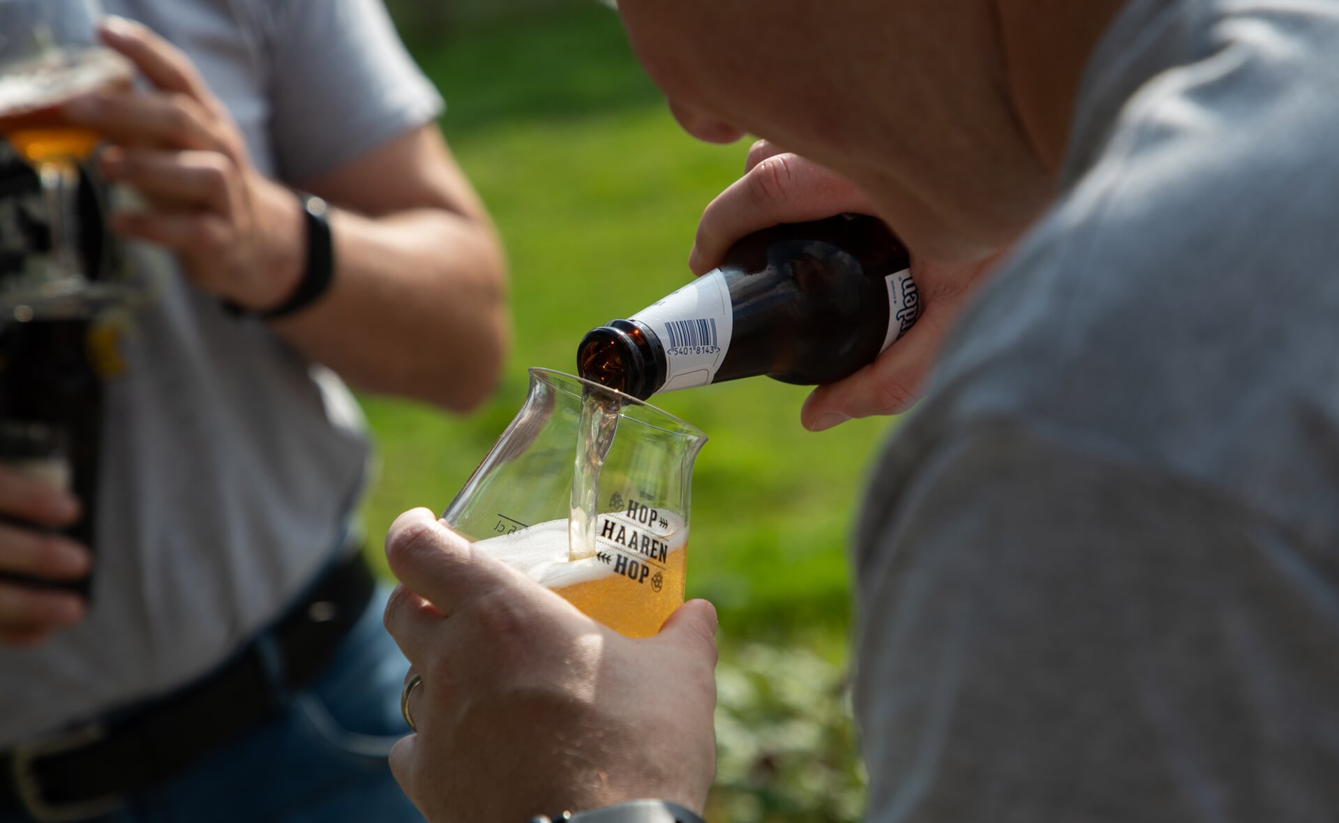 De organisatie probeerde de nieuwe glazen voor het bierfestival Hop Haaren Hop alvast uit. Ze zijn goedgekeurd!