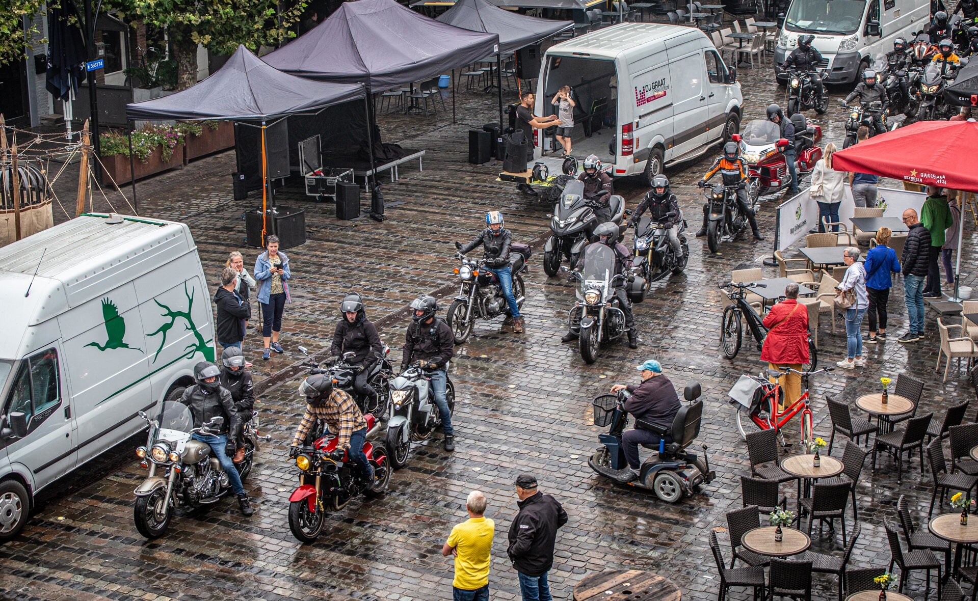 Zo'n honderd motoren vertrokken zondagochtend van de Markt in Boxtel voor een tocht door de regio. De Molenrit wordt voor het eerst verreden vanaf café De Mèrt in plaats van café Den Boer.