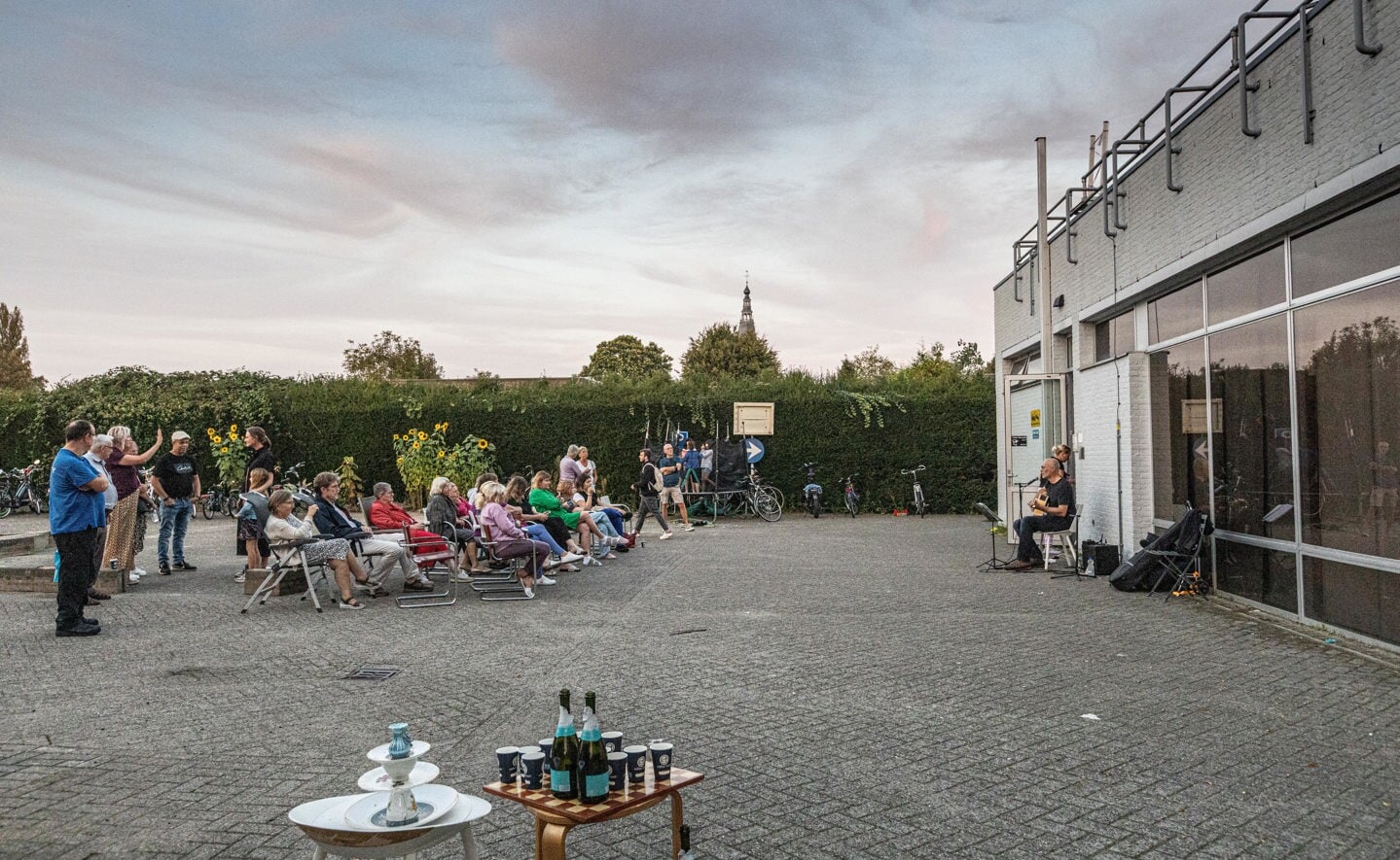 Gitarist Johan bracht vrijdagavond wat muzikaal vertier voor de Oekraïense vluchtelingen die in het oude Rabobank-pand verblijven.