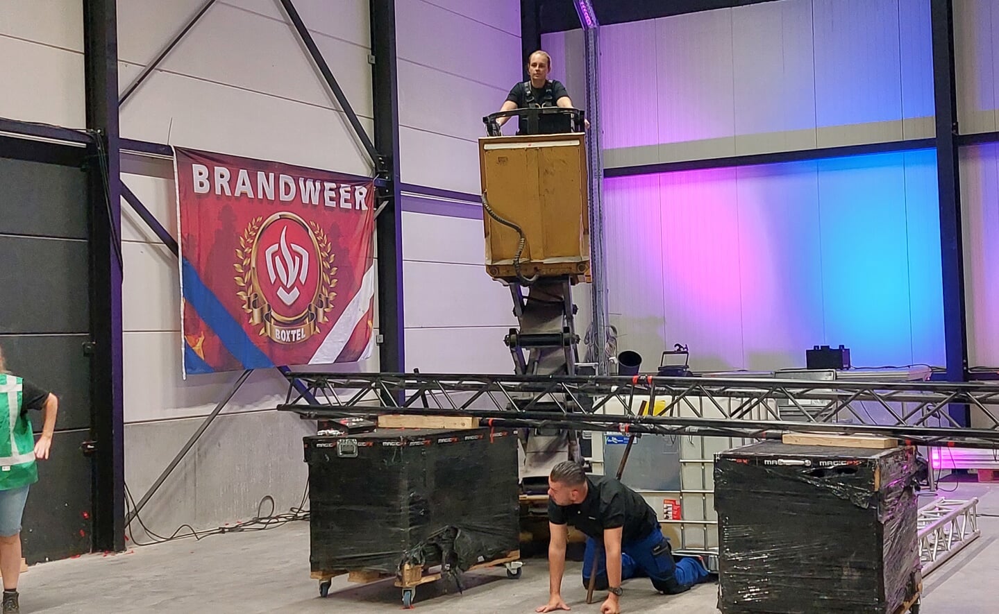 Spektakel tijdens de finale van de brandweerwedstrijden zaterdag in Boxtel. Locatie was het pand van MagicFX aan de Schouwrooij.