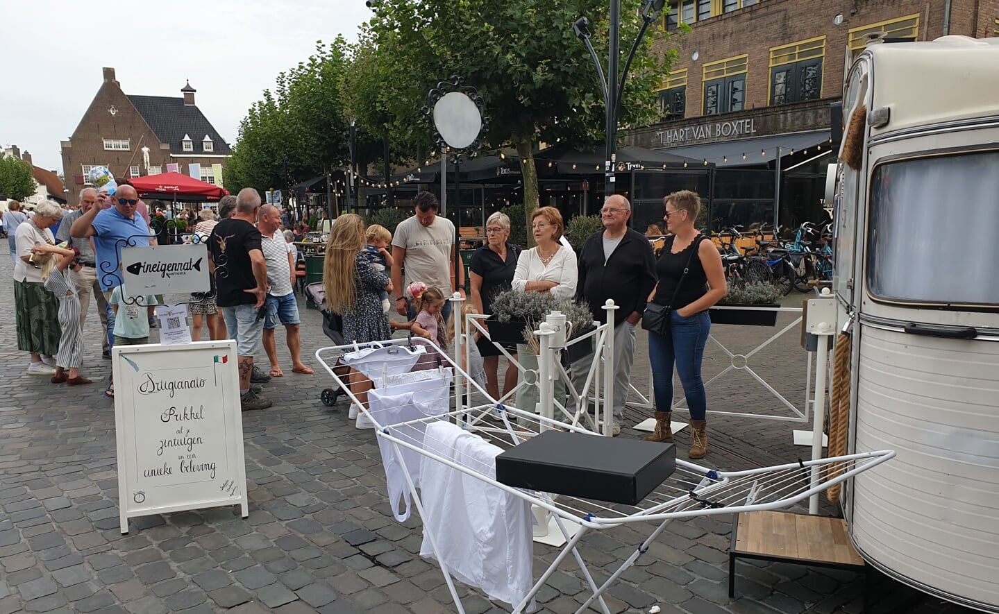 Bockesprongen in Boxtel wist veel inwoners naar het centrum te krijgen, alweer zij genoten van theater, muziek en een biertje.
