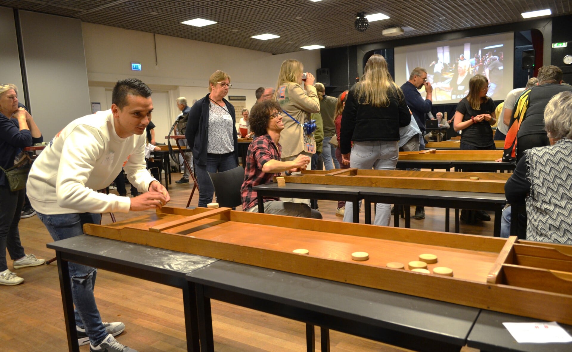 Er werd volop gesjoeld zaterdagavond in gemeenschapshuis De Rots in Boxtel. Een flink aantal deelnemers ging met elkaar de strijd aan om de wisseltrofee. 