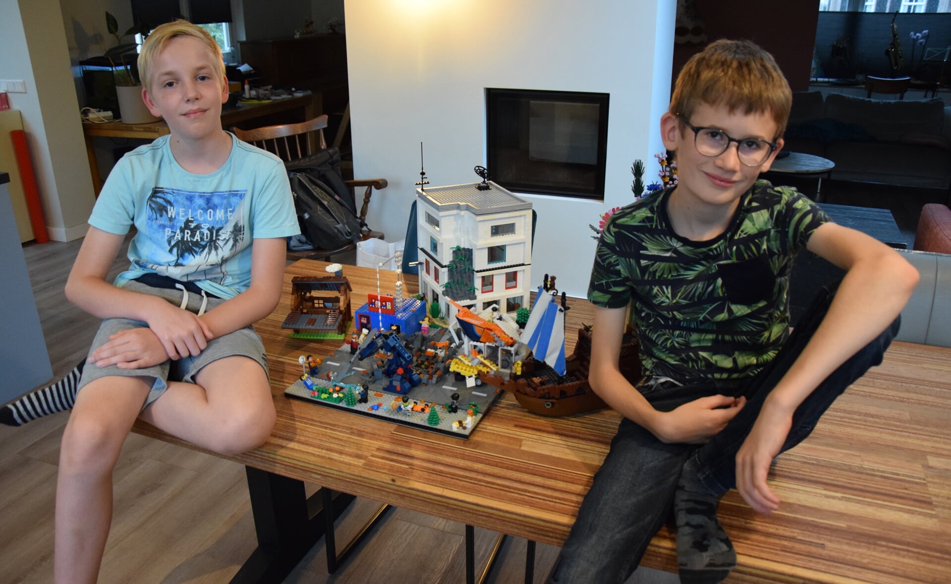 Siem Gerritsen (links) en Sijmen van Berkel doen samen mee aan het NK Lego Bouwen van speelgoedzaak Intertoys. Vrijdag is de uitzending van hun voorronde.