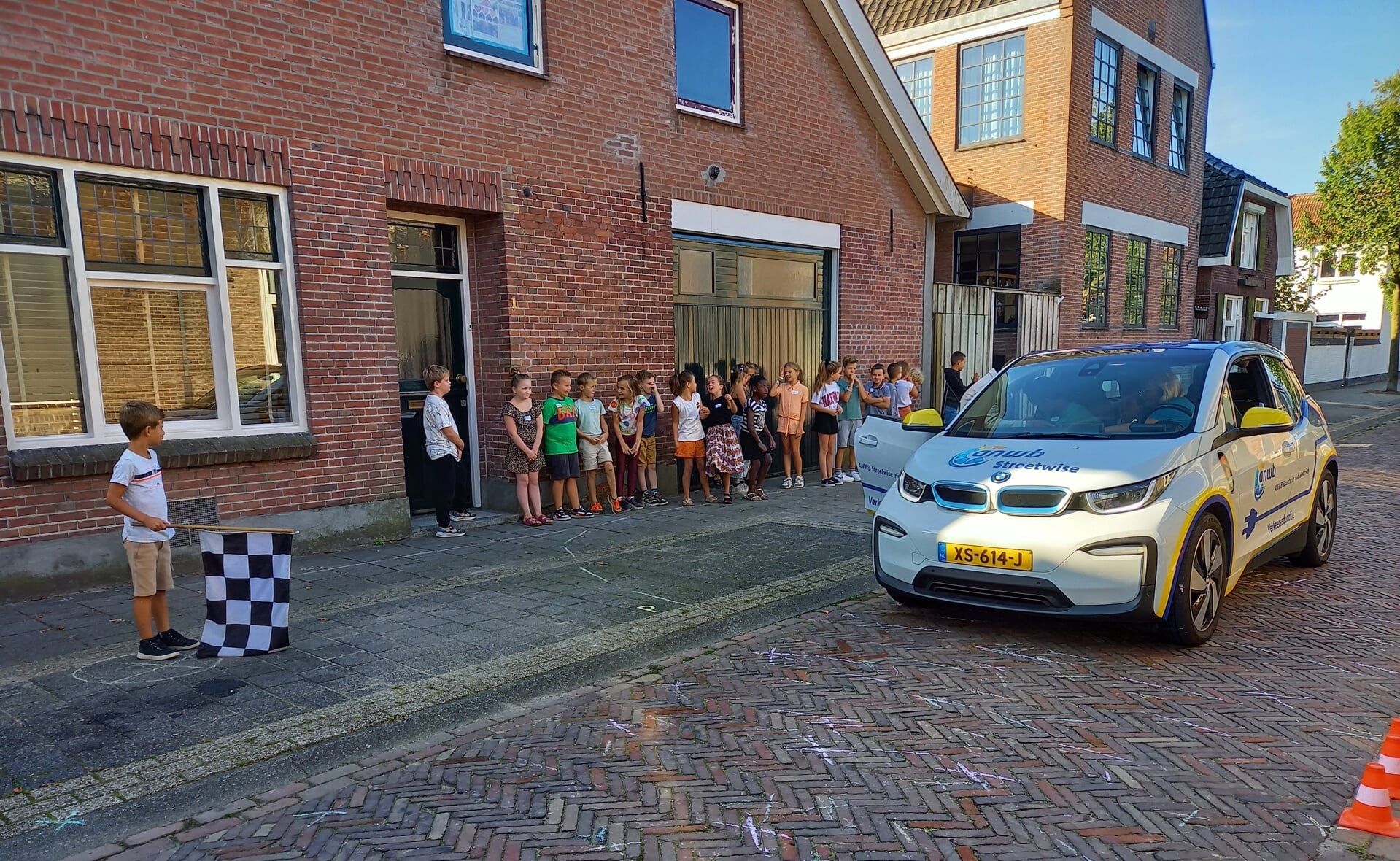 Leerlingen van de Angelaschool zagen hoe lang de remweg van deze BMW i3 is.