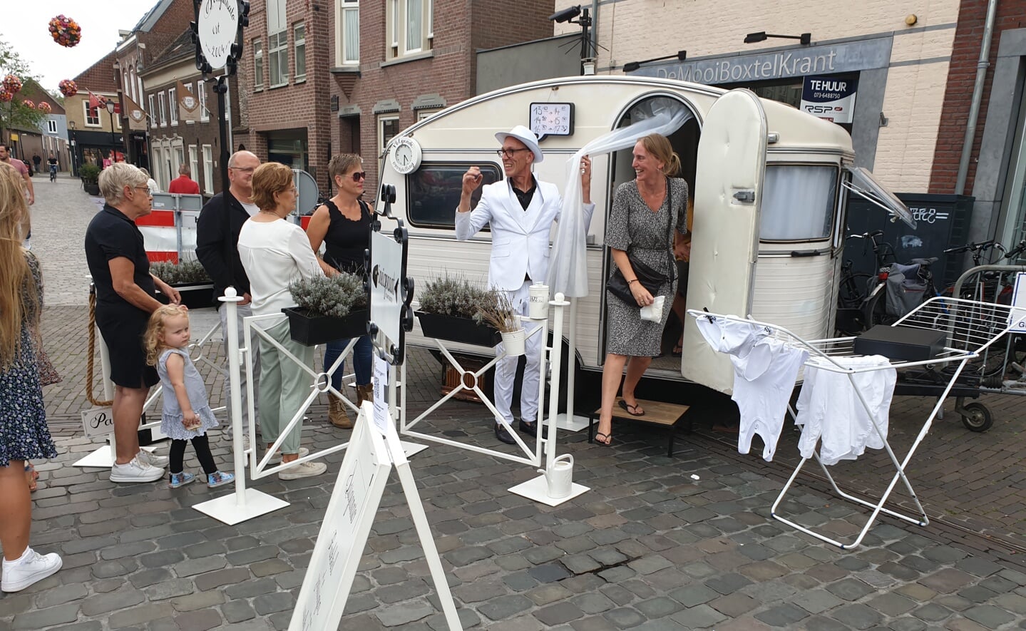 Bockesprongen in Boxtel wist veel inwoners naar het centrum te krijgen, alweer zij genoten van theater, muziek en een biertje.