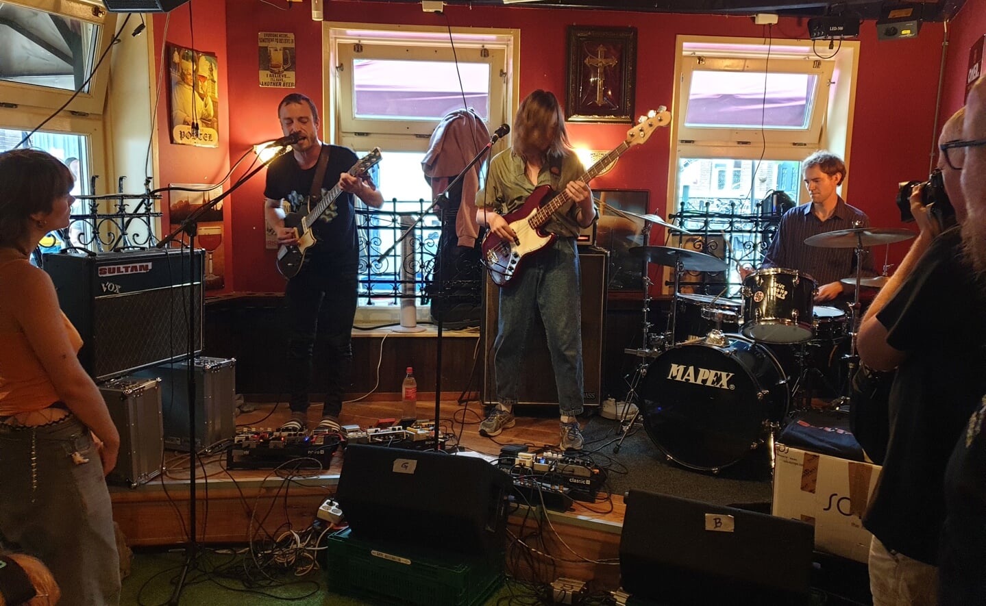 Bockesprongen in Boxtel wist veel inwoners naar het centrum te krijgen, alweer zij genoten van theater, muziek en een biertje.
