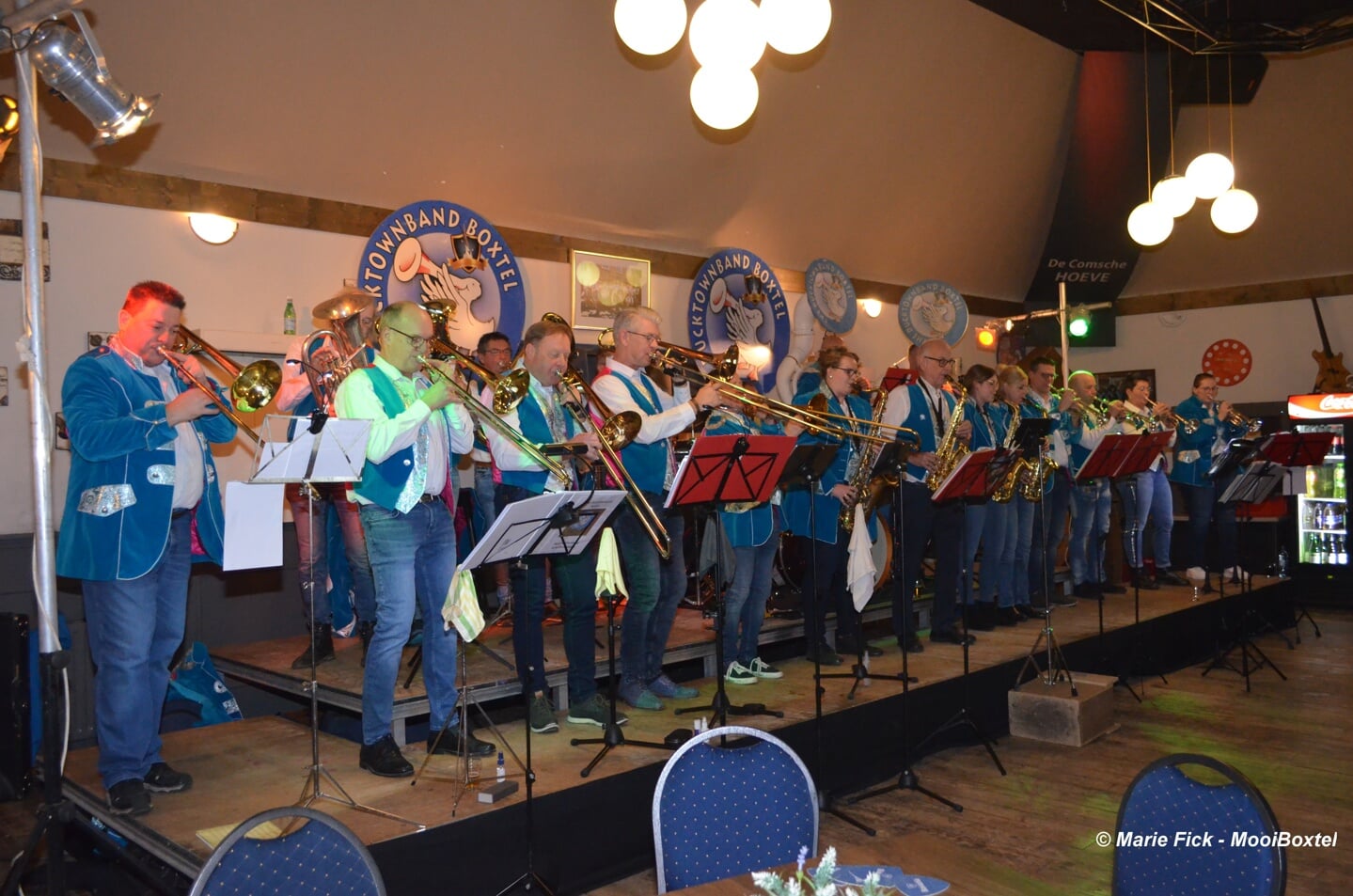 The Ducktownband bracht een sfeervolle en muzikale middag tijdens het Vette Oliebollenfestijn zondagmiddag in De Comsche Hoeve.