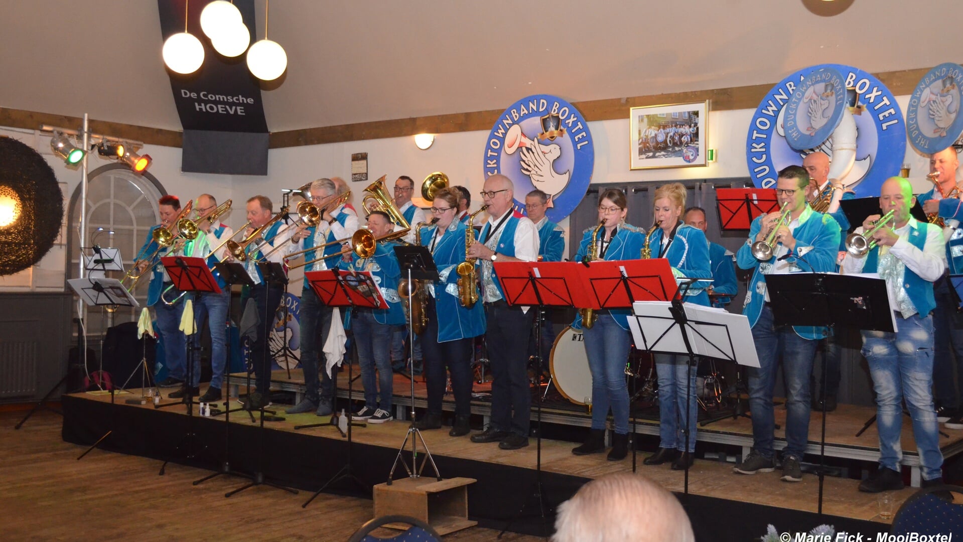 The Ducktownband bracht een sfeervolle en muzikale middag tijdens het Vette Oliebollenfestijn zondagmiddag in De Comsche Hoeve.