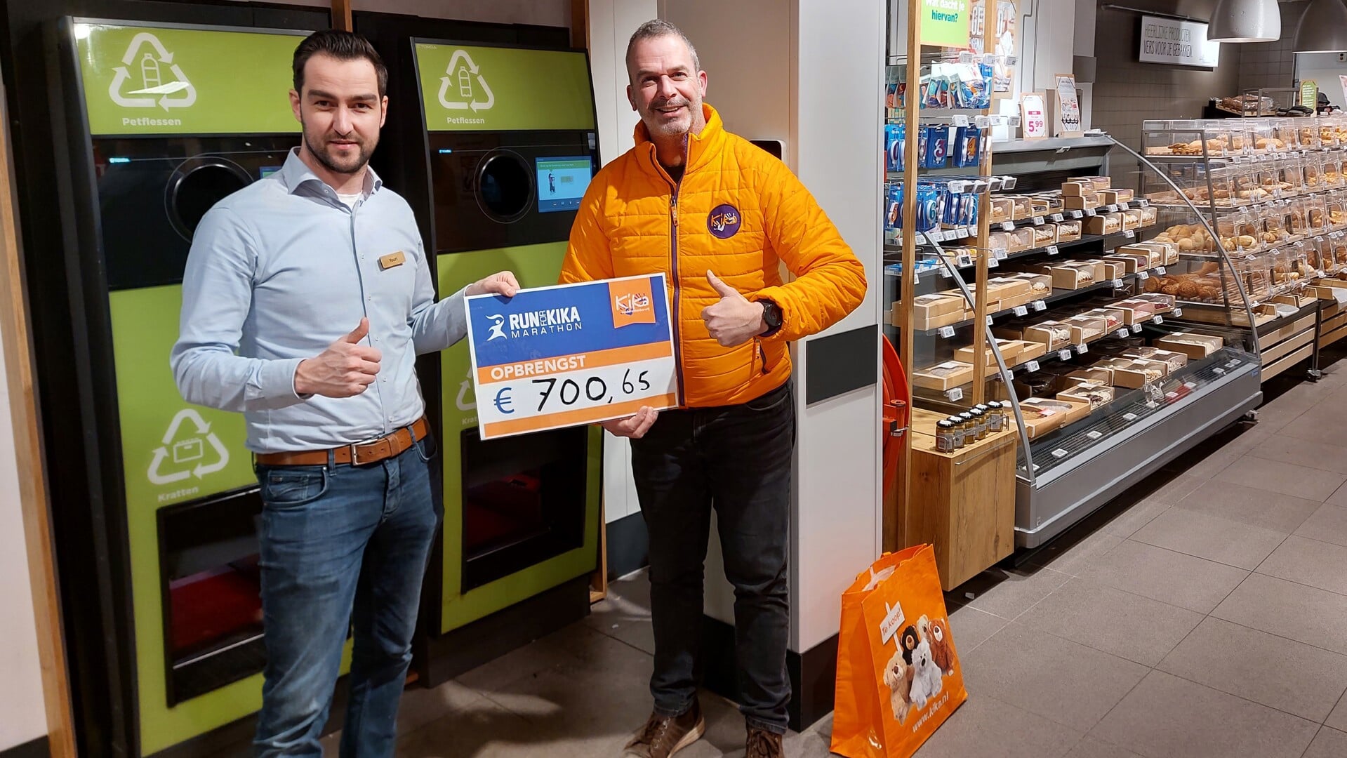 Marathonloper voor KiKa, Patrick van den Aker, is blij met het opgehaalde bedrag van de statiegeldactie bij supermarkt Plus Van Alem in Selissenwal. Links manager Youri van Alem. 