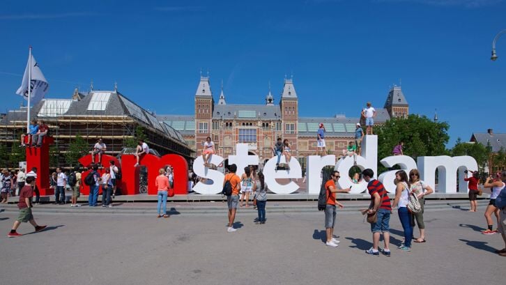 De letters I Amsterdam zijn enkele jaren geleden uit de stad weggehaald omdat te veel toeristen er mee op de foto wilden gaan.