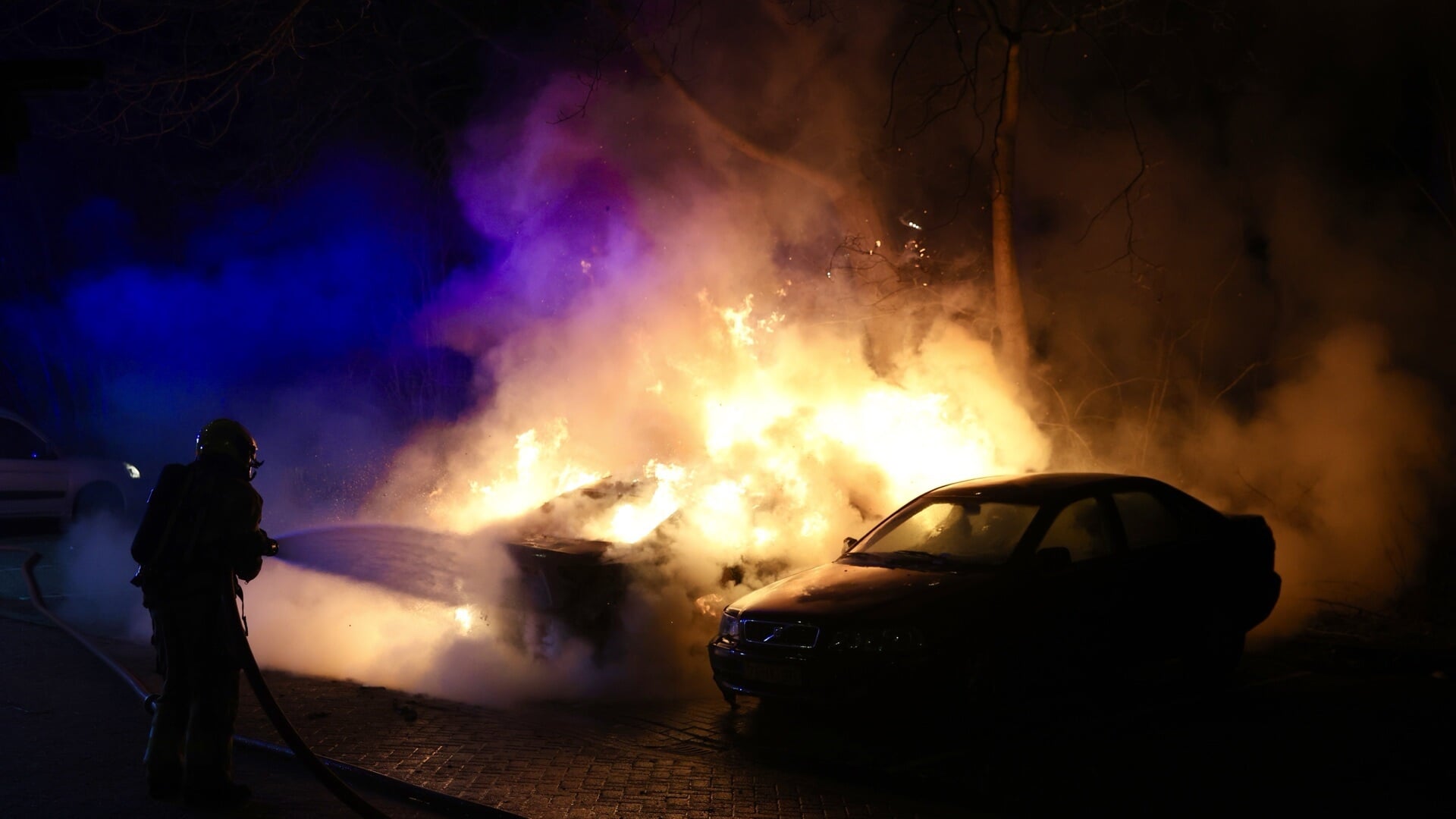 De brandweer bedwingt de vlammen, maar kan niet voorkomen dat de Maserati wordt verwoest.