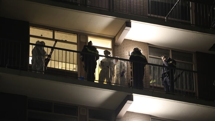 De politie deed vannacht onderzoek in het appartement waar een dode vrouw werd gevonden. Over de doodsoorzaak is nog veel onduidelijk.