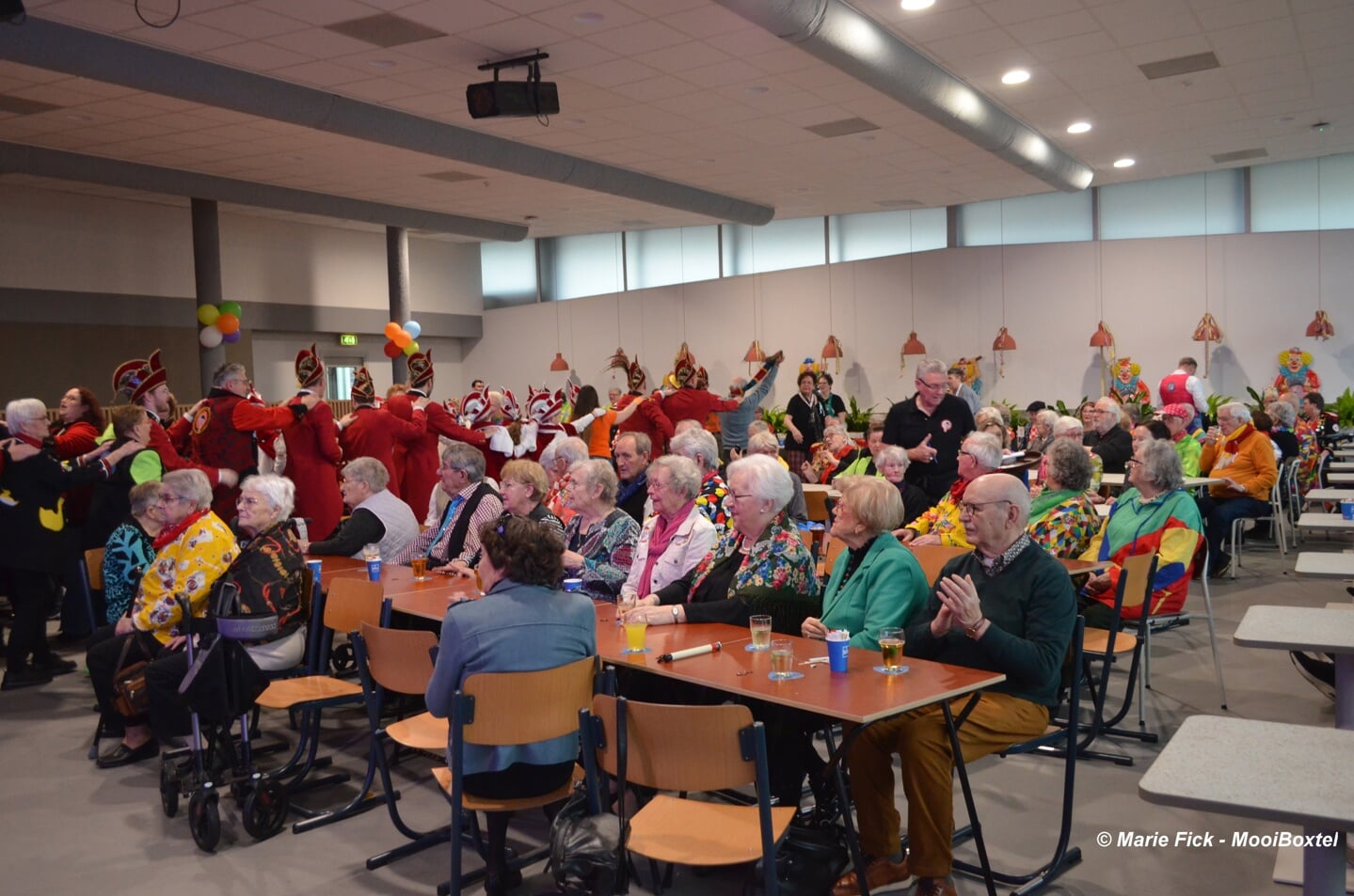 De ouderen vermaakten zich opperbest tijdens het Seniorencarnaval van CV De Agterblijvers afgelopen zondag.