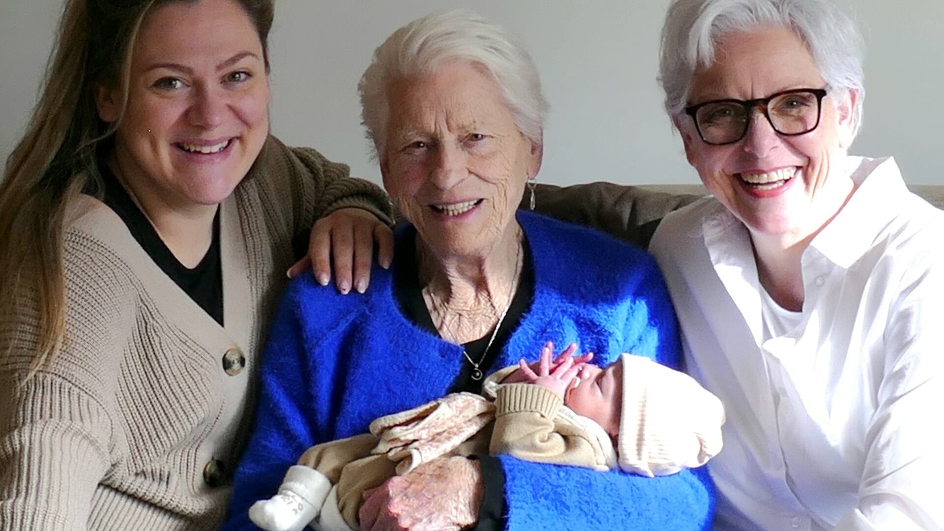 Vier generaties. Overgrootmoeder Timmers heeft de jonge Mae op de arm. Kersverse moeder Steffie en oma Karin flankeren haar.