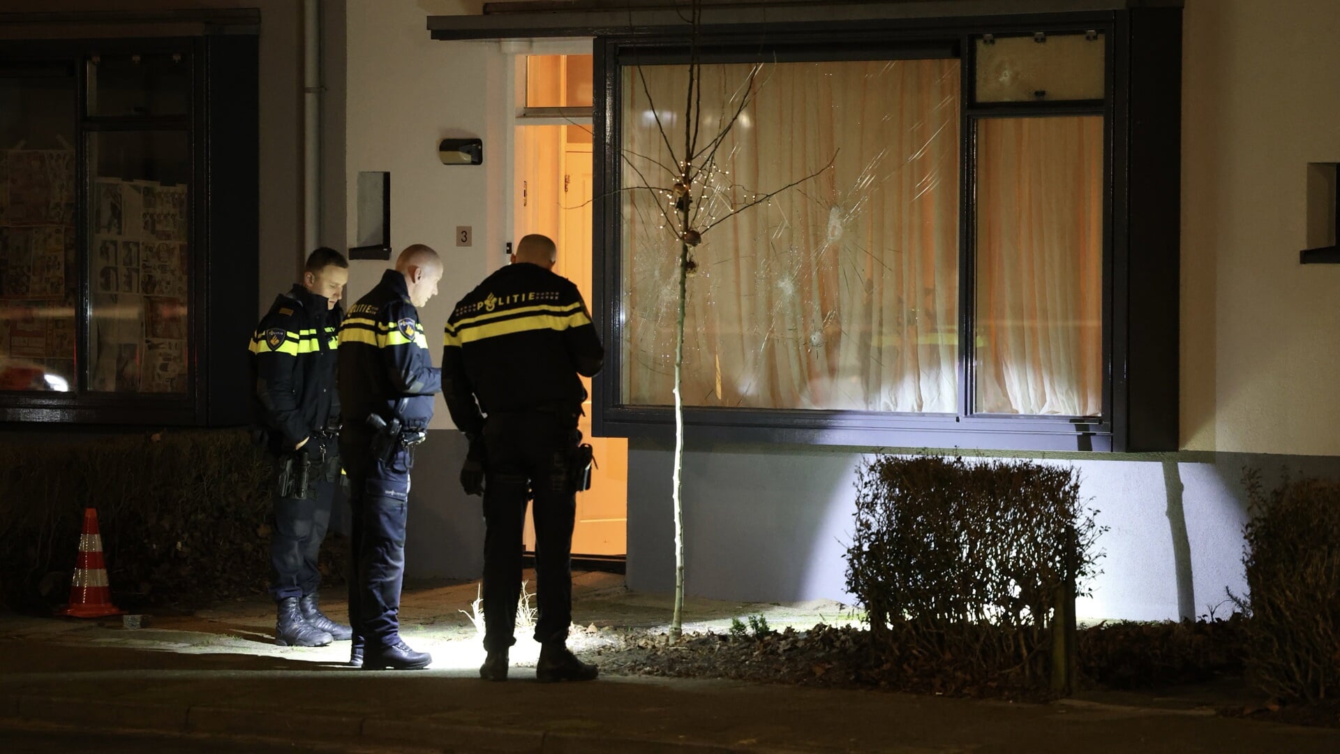 Kogelgaten In Raam Woning Poolsestraat, Drie Verdachten Aangehouden ...