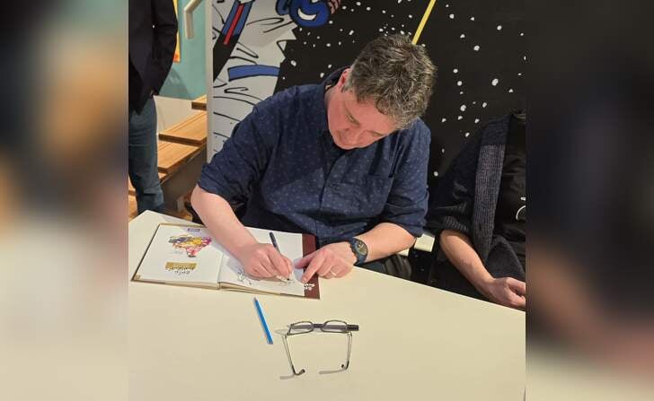 Boxtelaar Ralph Dikmans signeerde onlangs als een van de deelnemende striptekenaars het hommageboek aan Eric Schreurs (Joop Klepzeiker). 