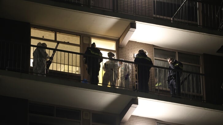 De politie deed vannacht onderzoek in het appartement waar een dode vrouw werd gevonden. Over de doodsoorzaak is nog veel onduidelijk.
