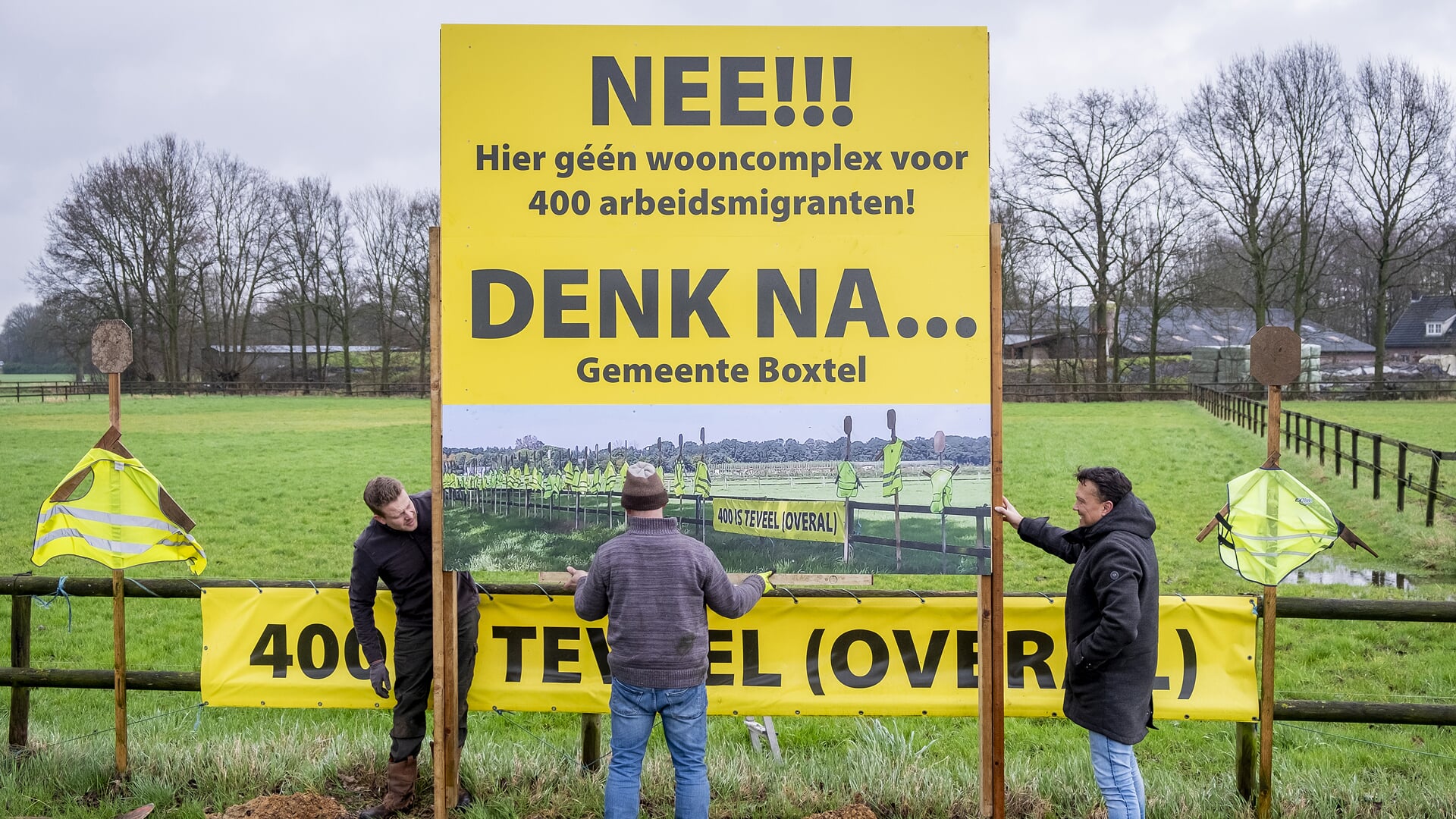 Bewoners van de Liempdse buurtschap Vrilkhoven zijn bezig met het opzetten van een protestbord tegenover de locatie waar SBA Flex vierhonderd arbeidsmigranten wil realiseren.