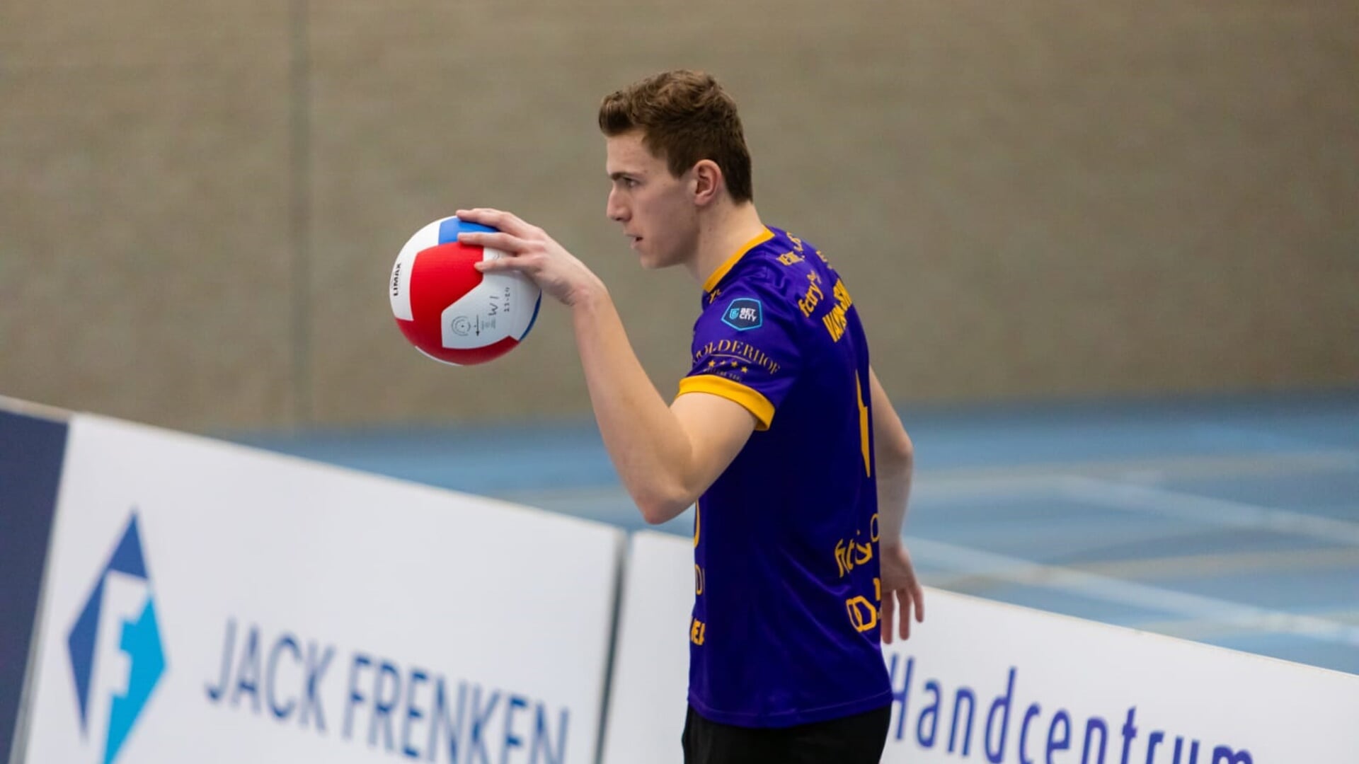 De Boxtelse volleyballer Remco van den Elshout aan de bal. Foto's: Noa Klerckx | VIBESS 