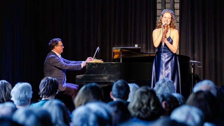 Tessa Berkelmans is in haar element op de bühne, zoals hier in het Herman van Veen Arts Centre in Soest. Met haar eerste Nederlandse soloshow staat ze vrijdag 24 mei op de planken van Podium Boxtel.